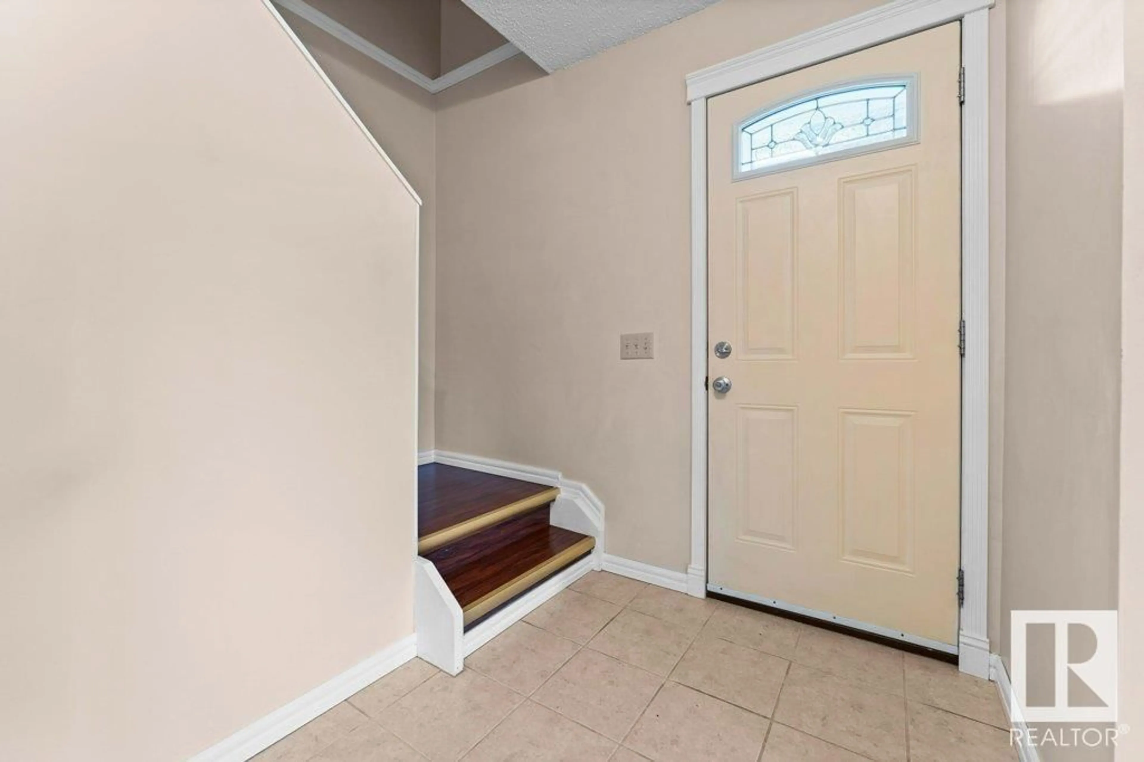Indoor entryway for 714 CLAREVIEW RD, Edmonton Alberta T5A4J7