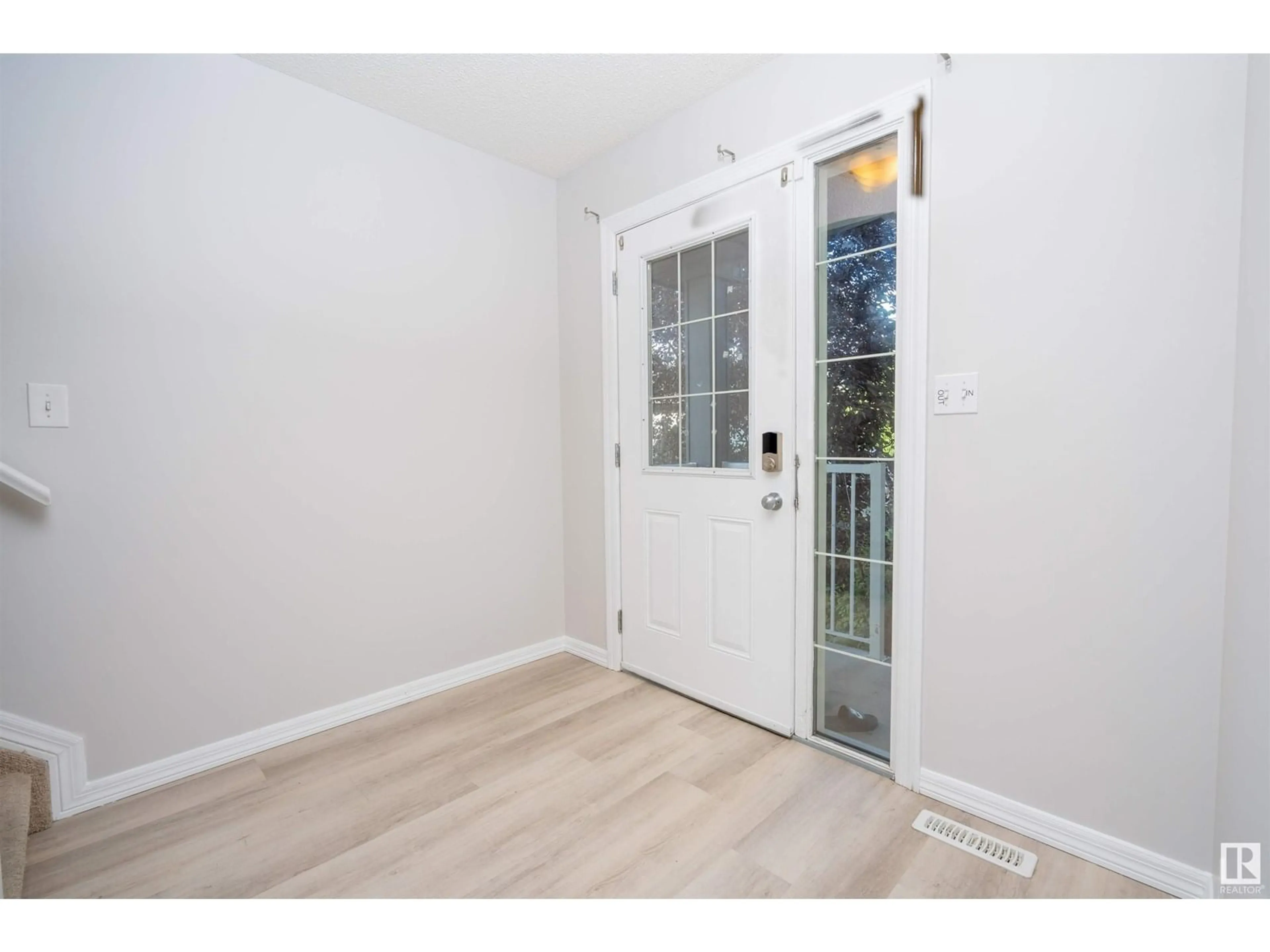 Indoor entryway for 104 53 ST, Edmonton Alberta T6X0W9