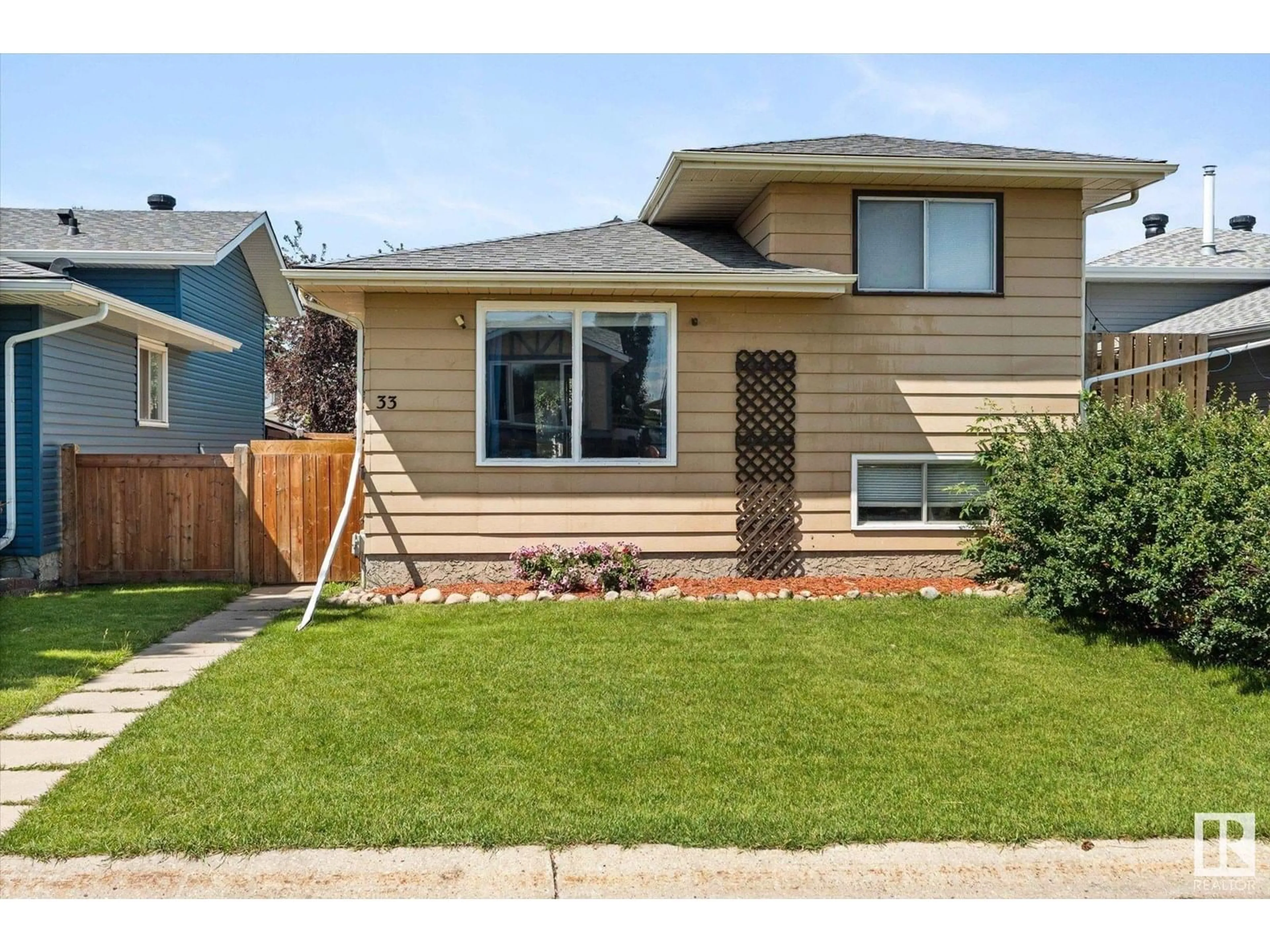 Home with vinyl exterior material, street for 33 WESTGLEN CR, Spruce Grove Alberta T7X1W1
