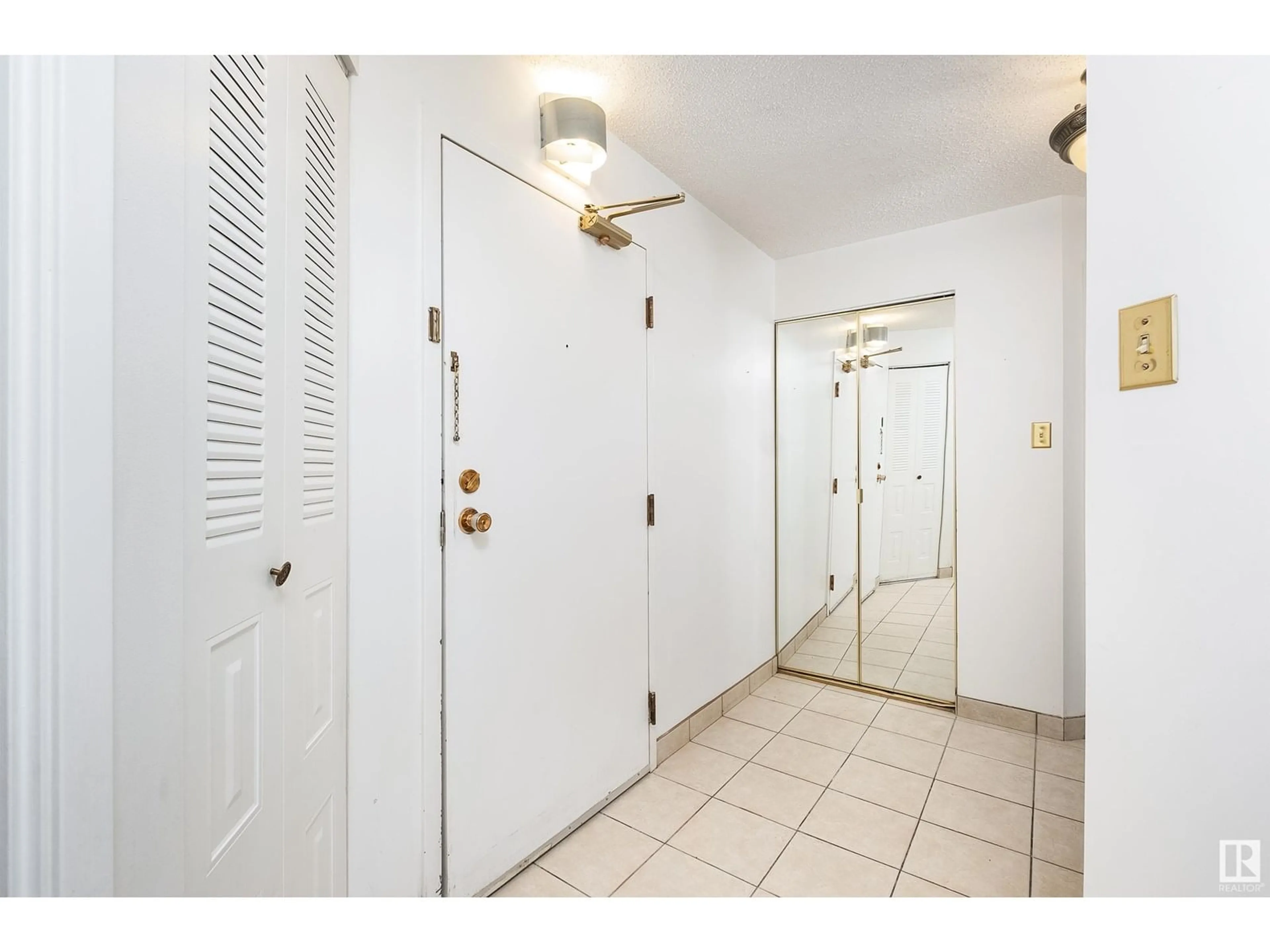 Indoor foyer for #1405 - 10149 SASKATCHEWAN DR, Edmonton Alberta T6E6B6