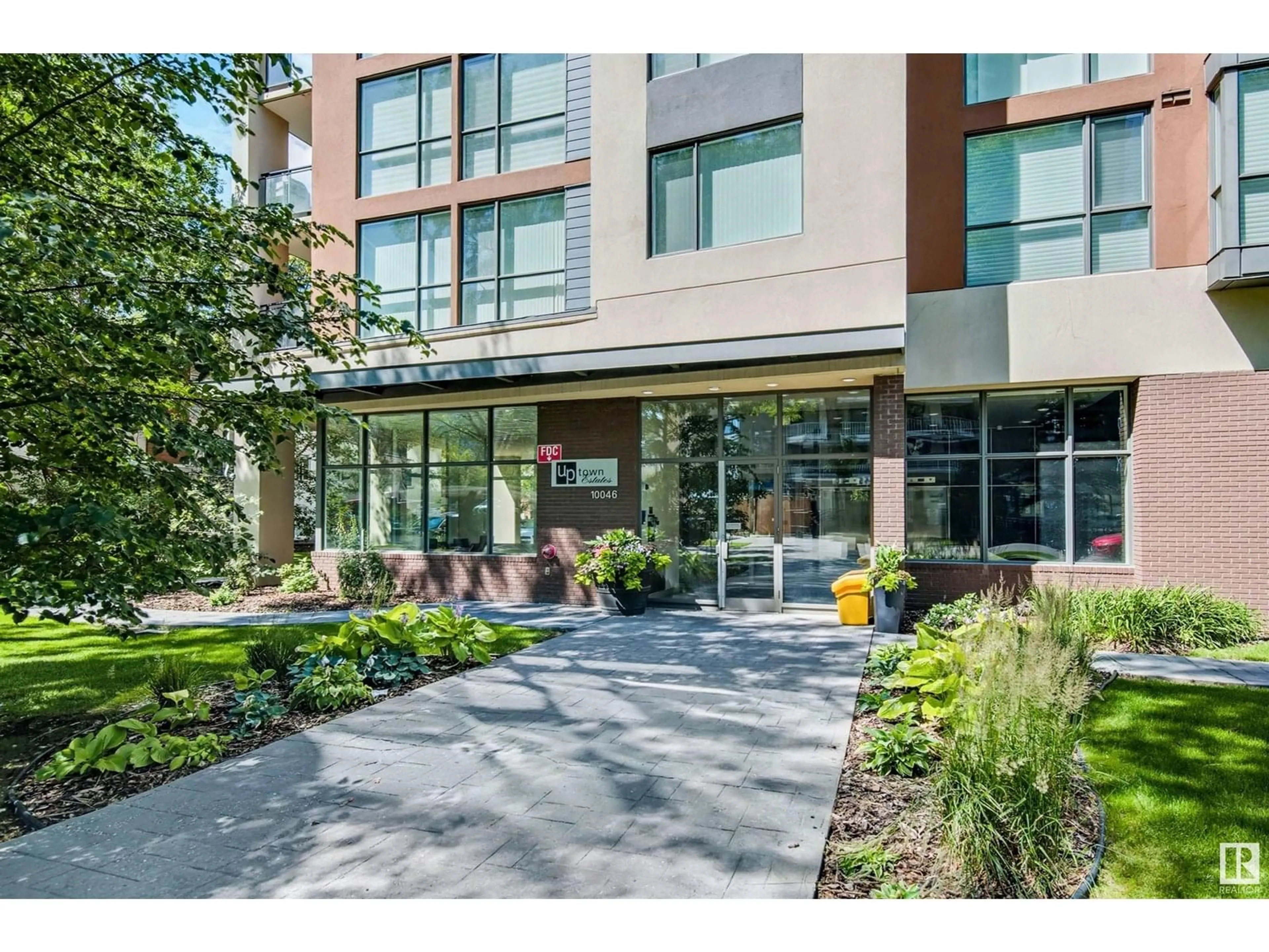 Indoor foyer for 1003 - 10046 117 ST, Edmonton Alberta T5K1X2