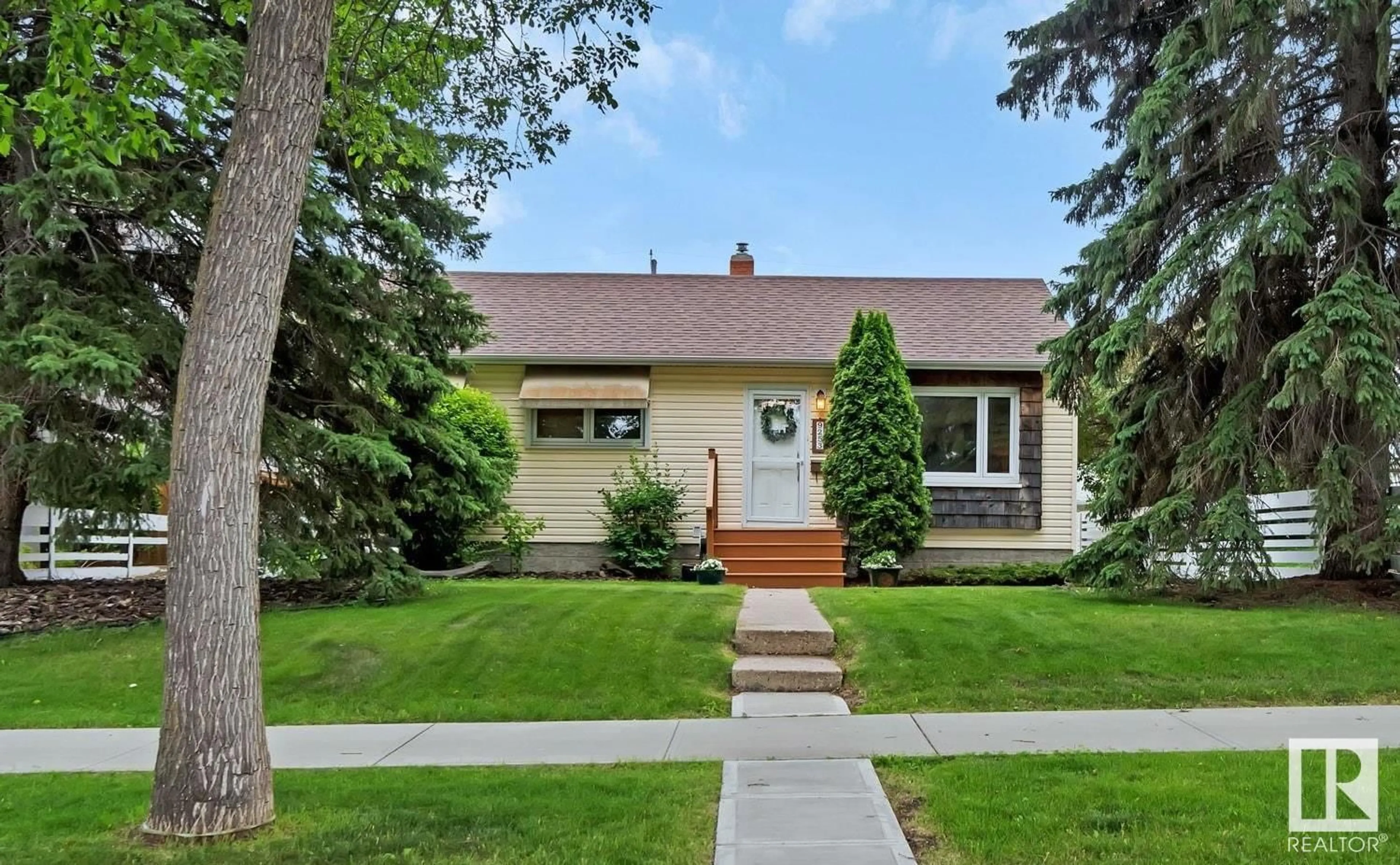 Home with vinyl exterior material, street for 9253 86 ST, Edmonton Alberta T6C3E5
