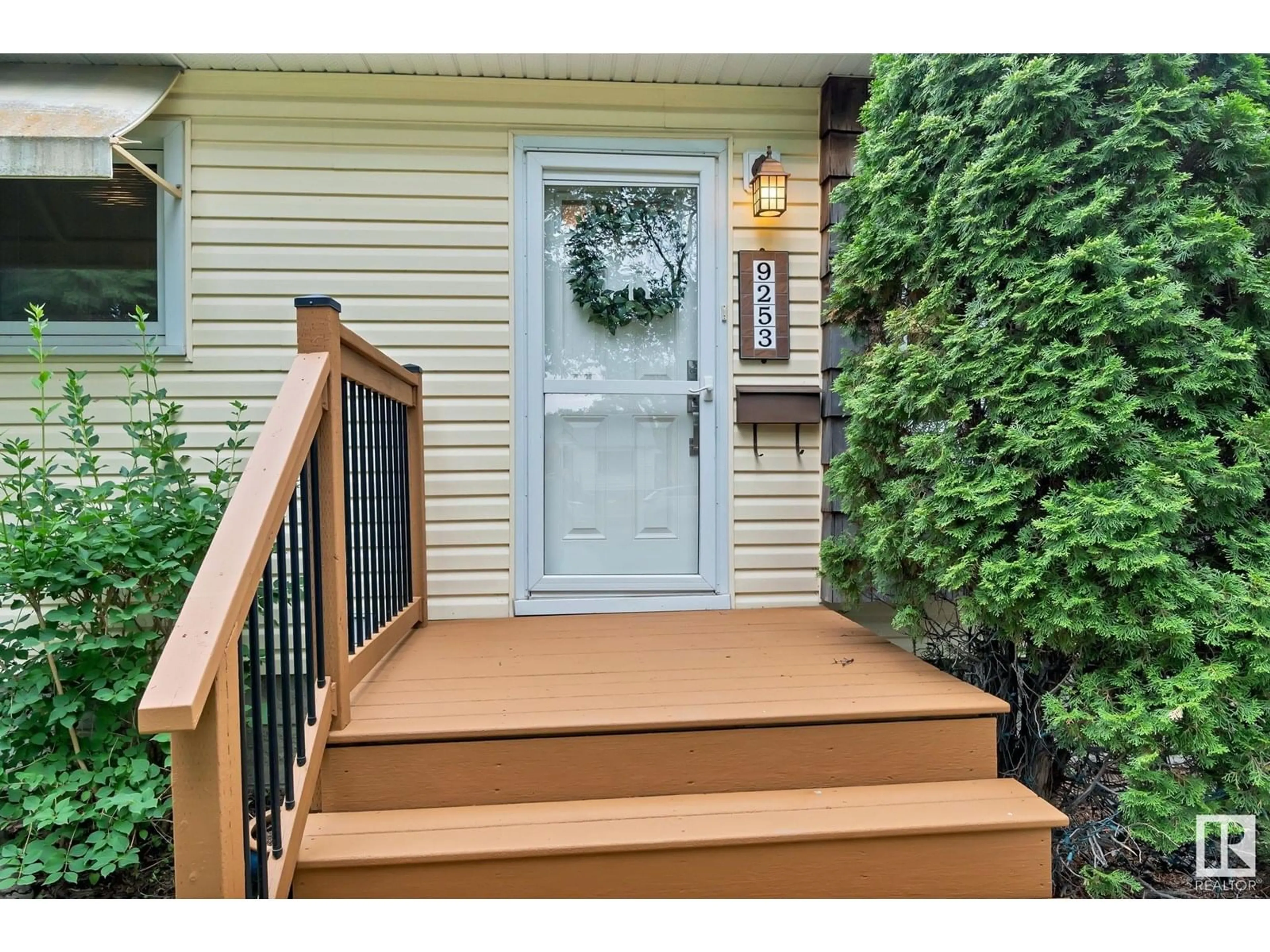 Indoor entryway for 9253 86 ST, Edmonton Alberta T6C3E5