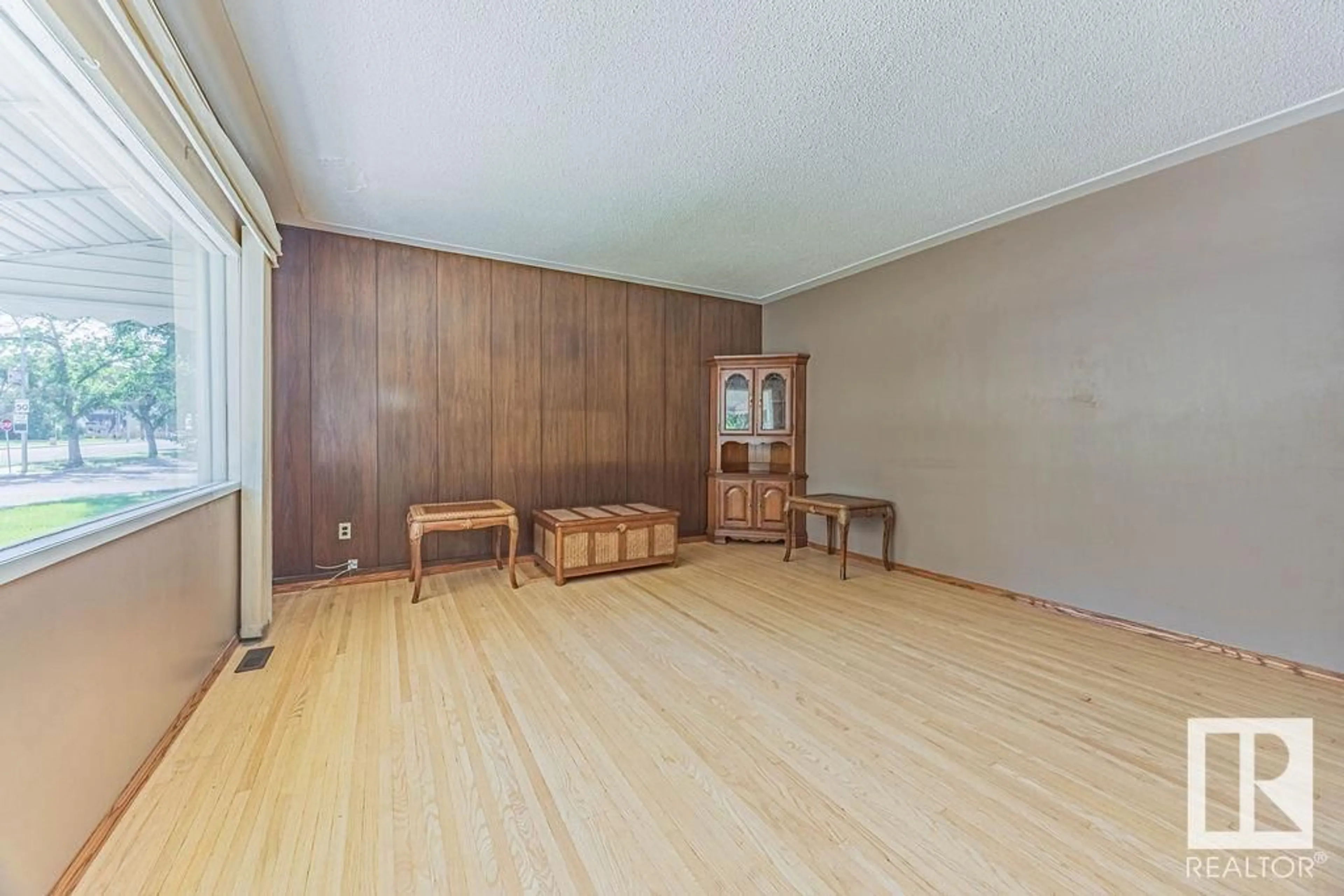 A pic of a room for NW - 5116 118 AV, Edmonton Alberta T5W1B9