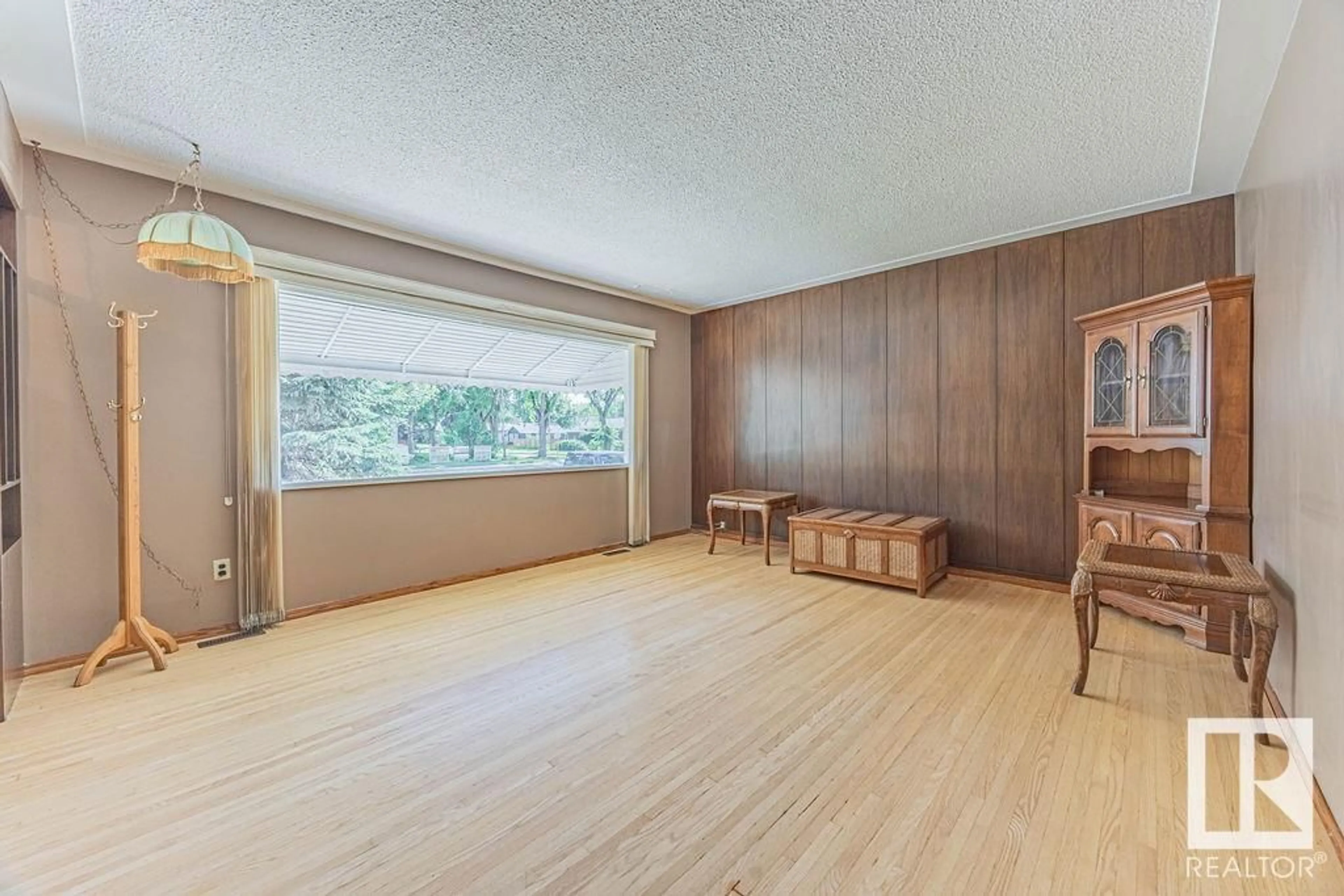 A pic of a room for NW - 5116 118 AV, Edmonton Alberta T5W1B9