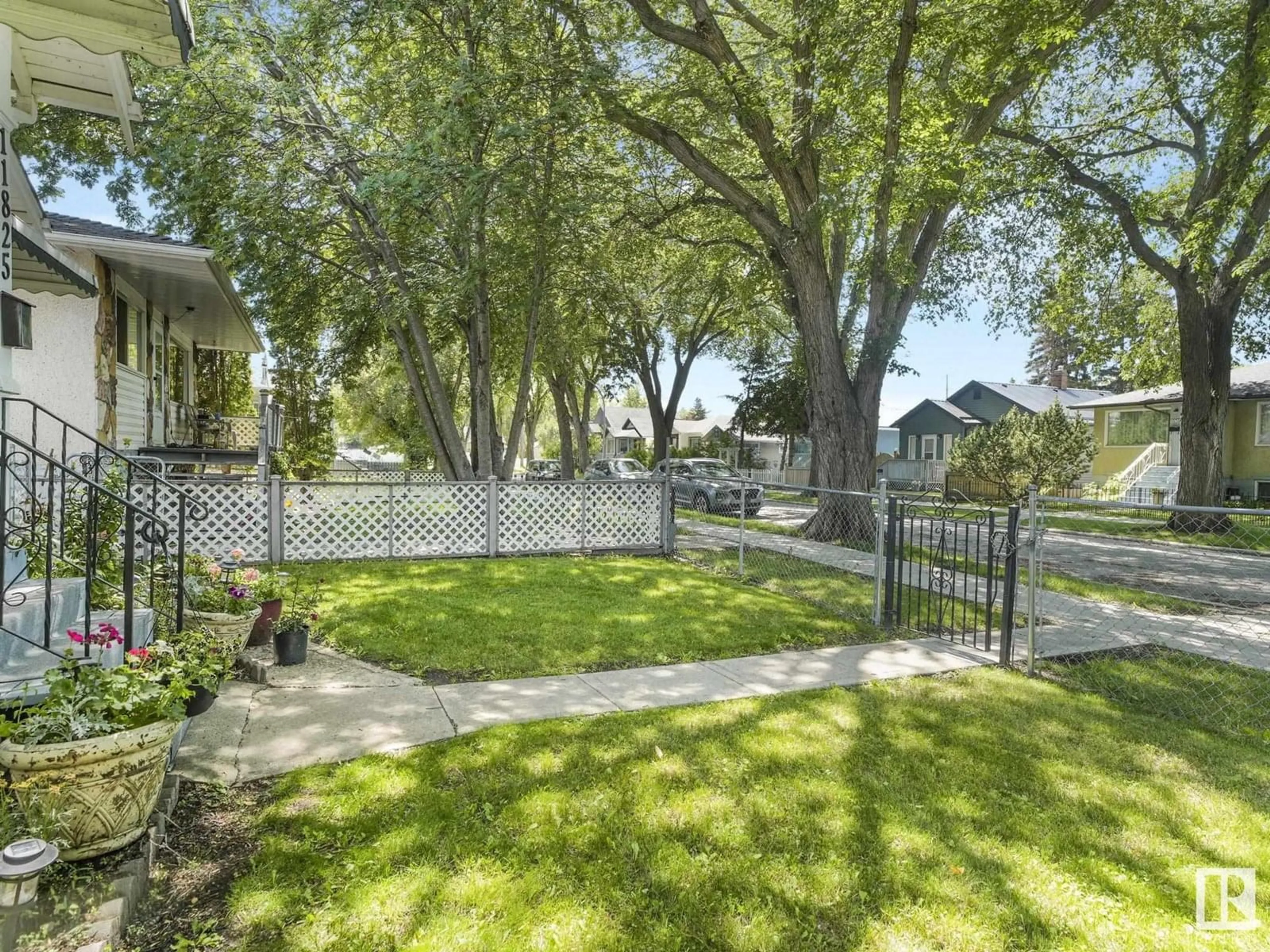 A pic from outside/outdoor area/front of a property/back of a property/a pic from drone, street for 11825 70 STREET NW, Edmonton Alberta T5B1T8
