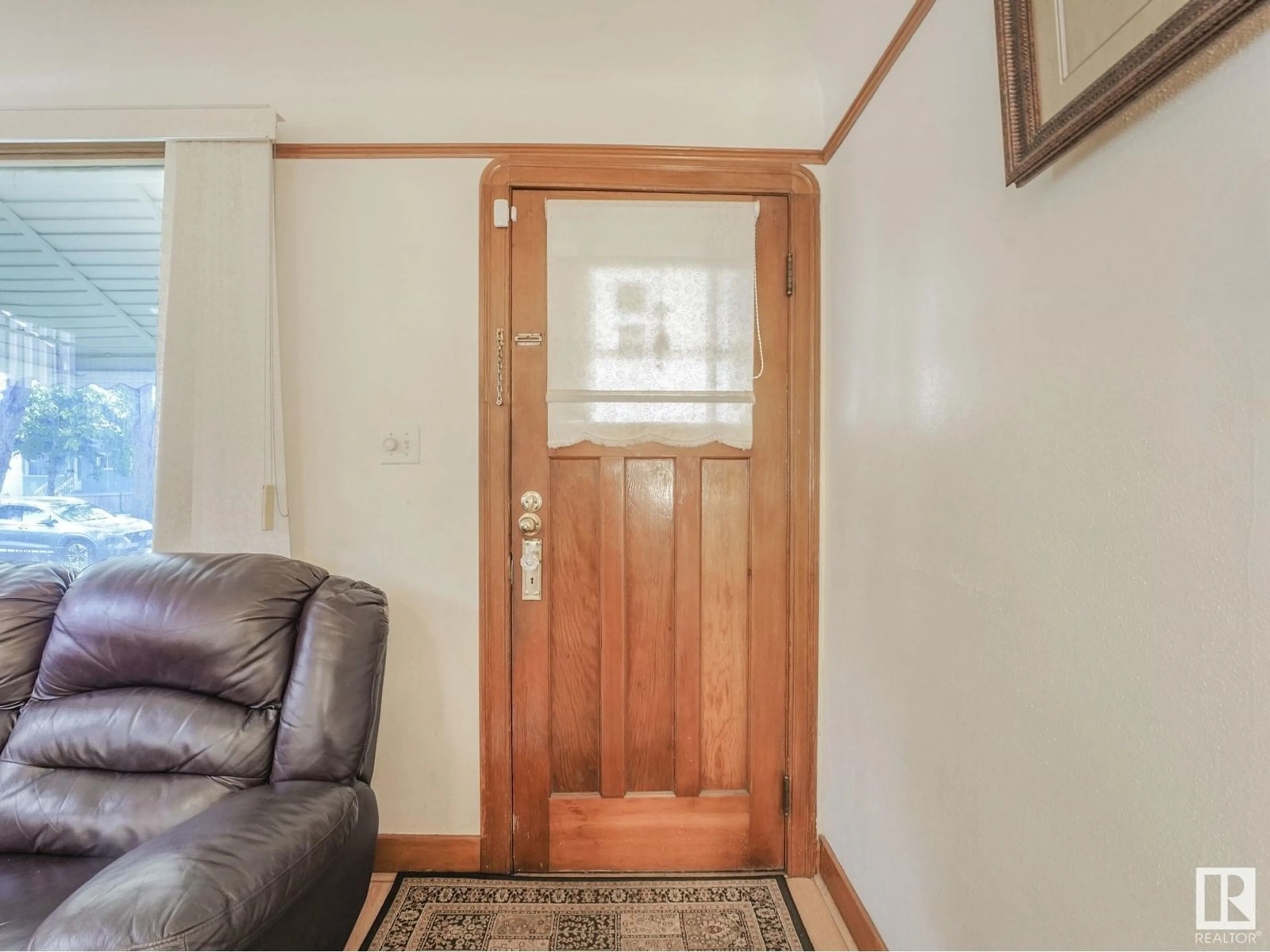 Indoor entryway for 11825 70 STREET NW, Edmonton Alberta T5B1T8
