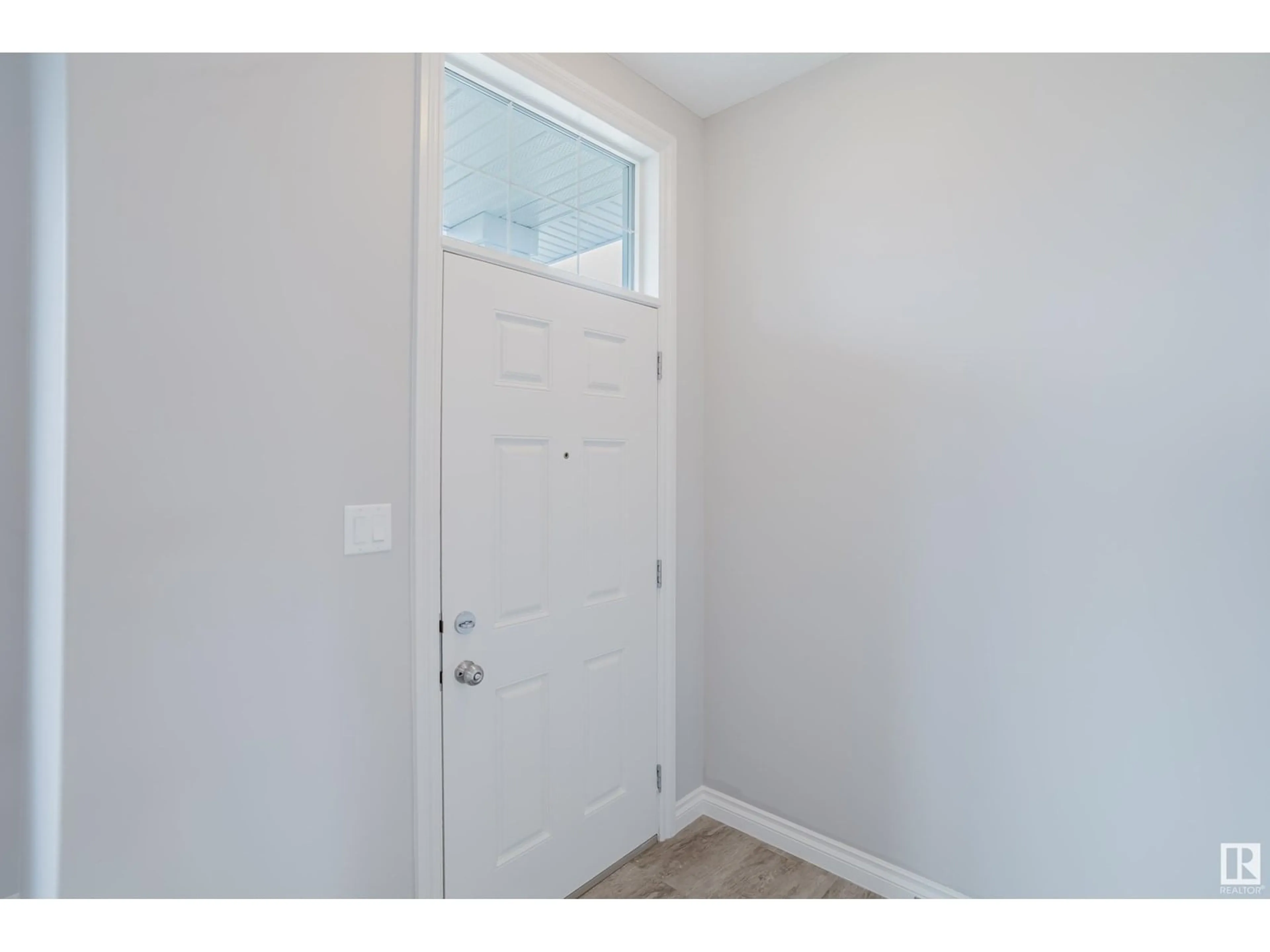 Indoor entryway for NW - 22123 89 AV, Edmonton Alberta T5T7G9