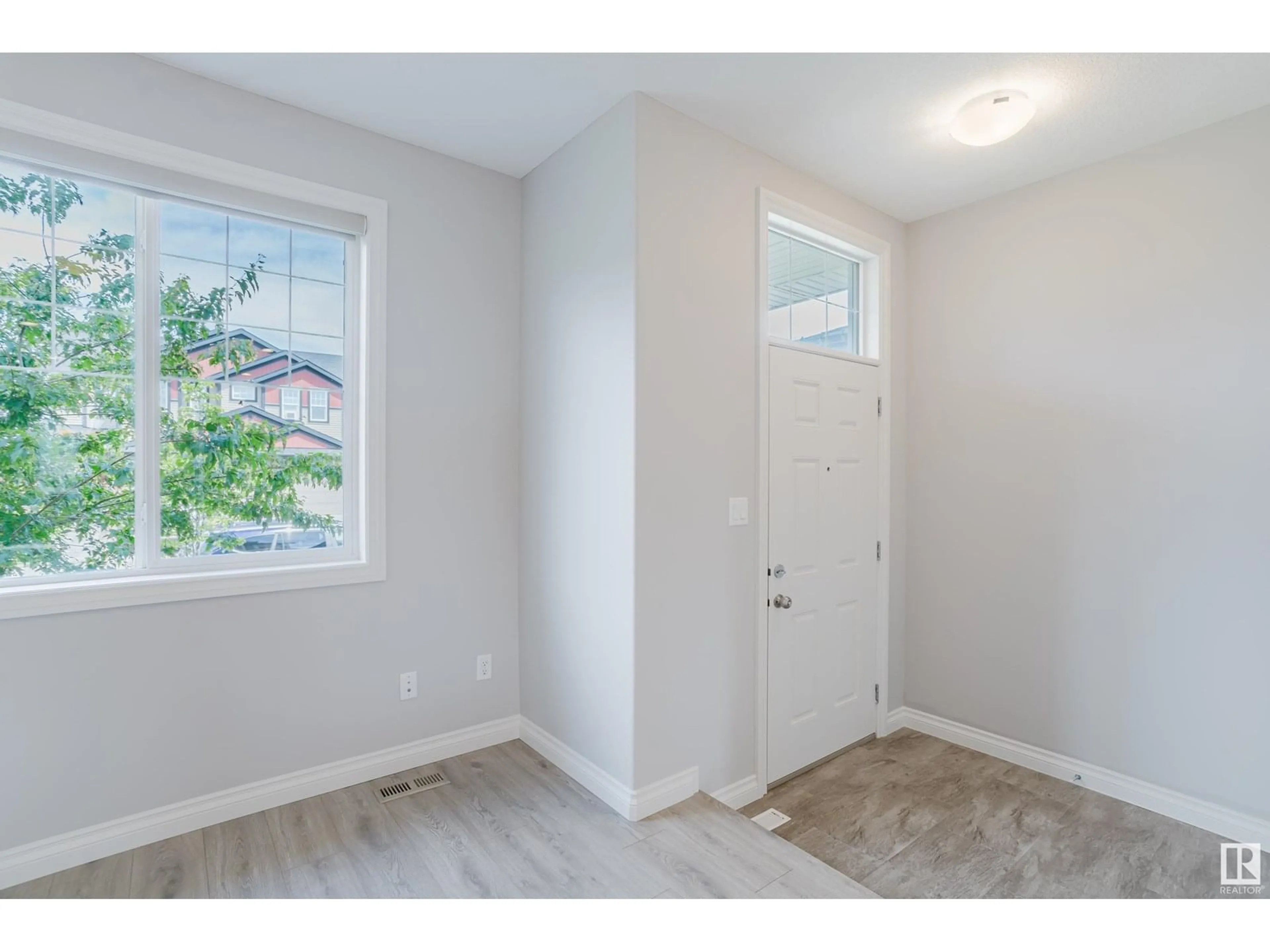 Indoor entryway for NW - 22123 89 AV, Edmonton Alberta T5T7G9