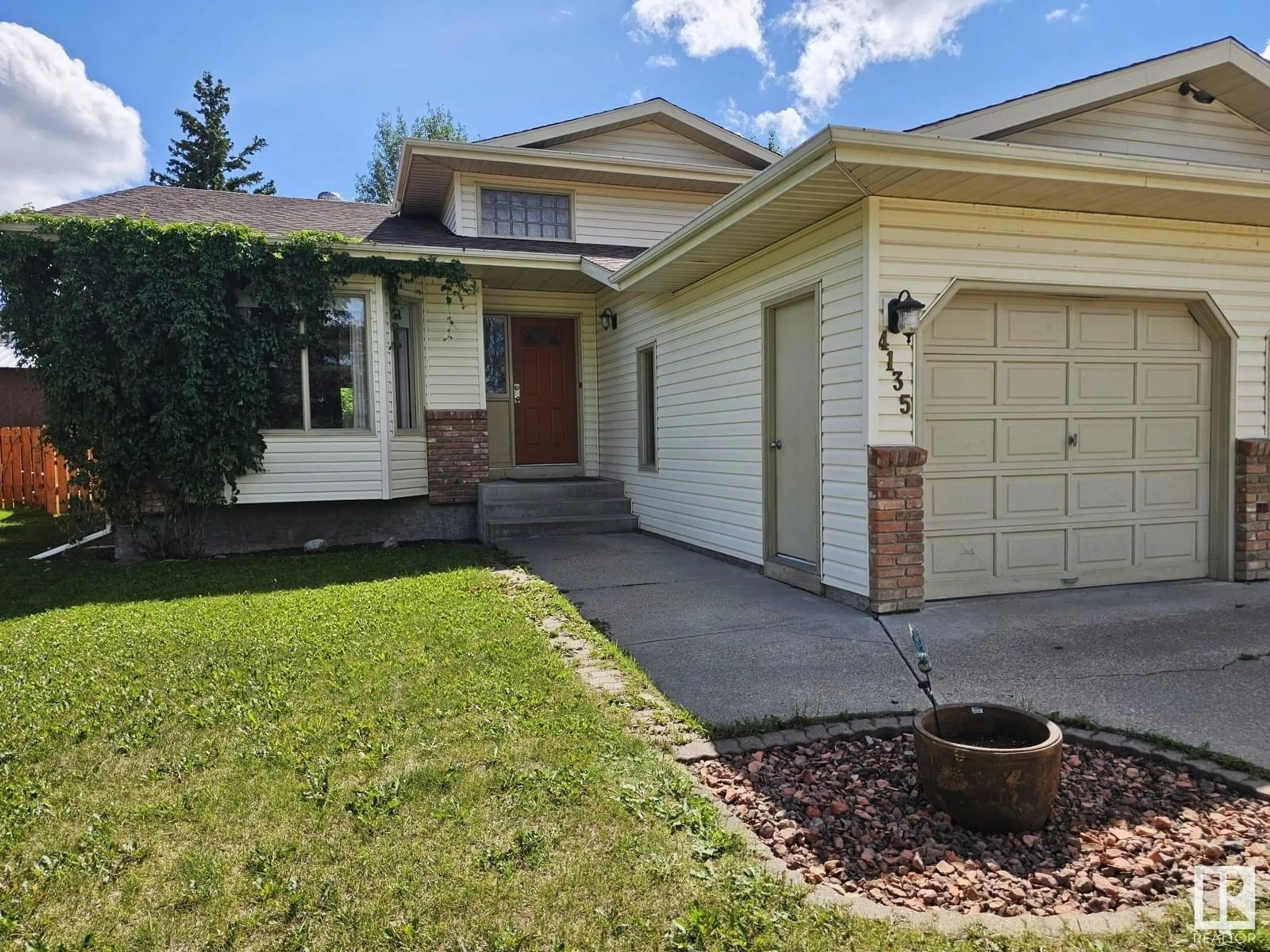 Home with vinyl exterior material, street for 4135 MACKENZIE AV, Drayton Valley Alberta T7A1A8