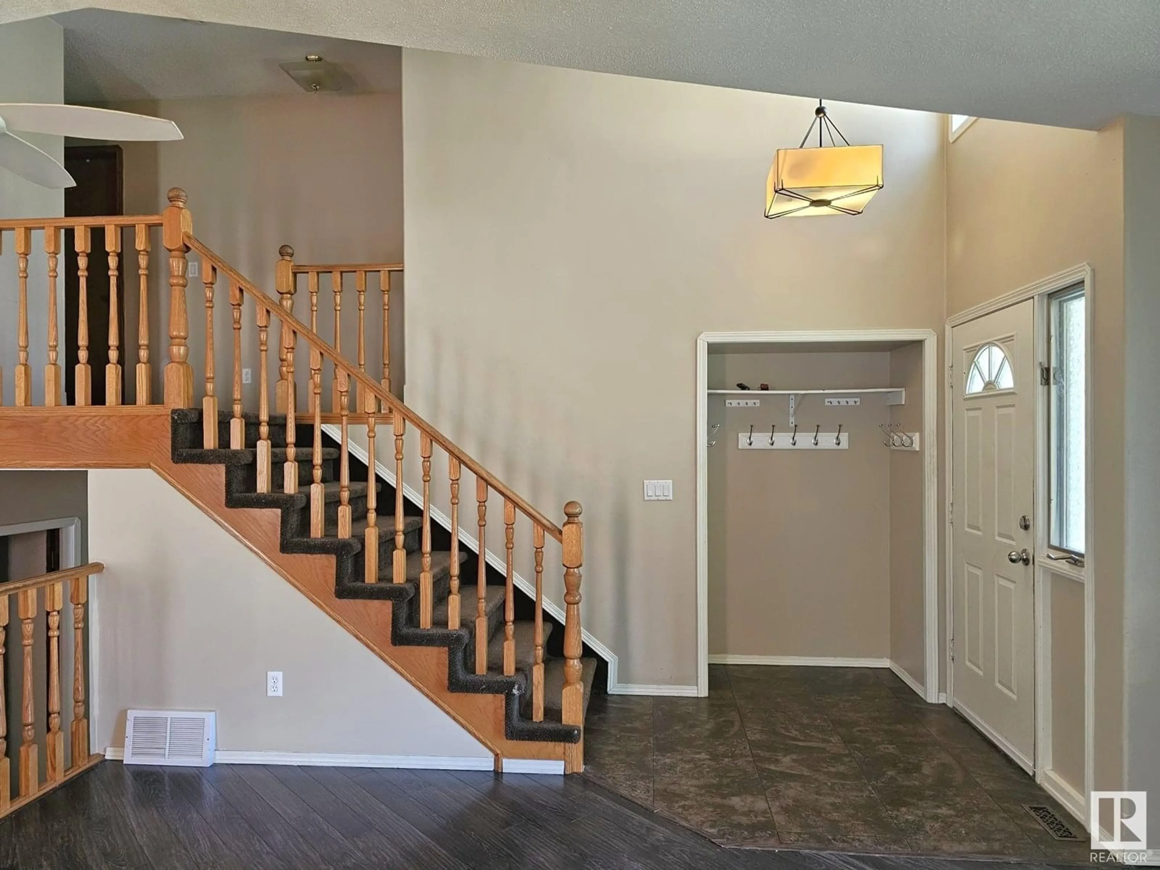 Indoor entryway for 4135 MACKENZIE AV, Drayton Valley Alberta T7A1A8