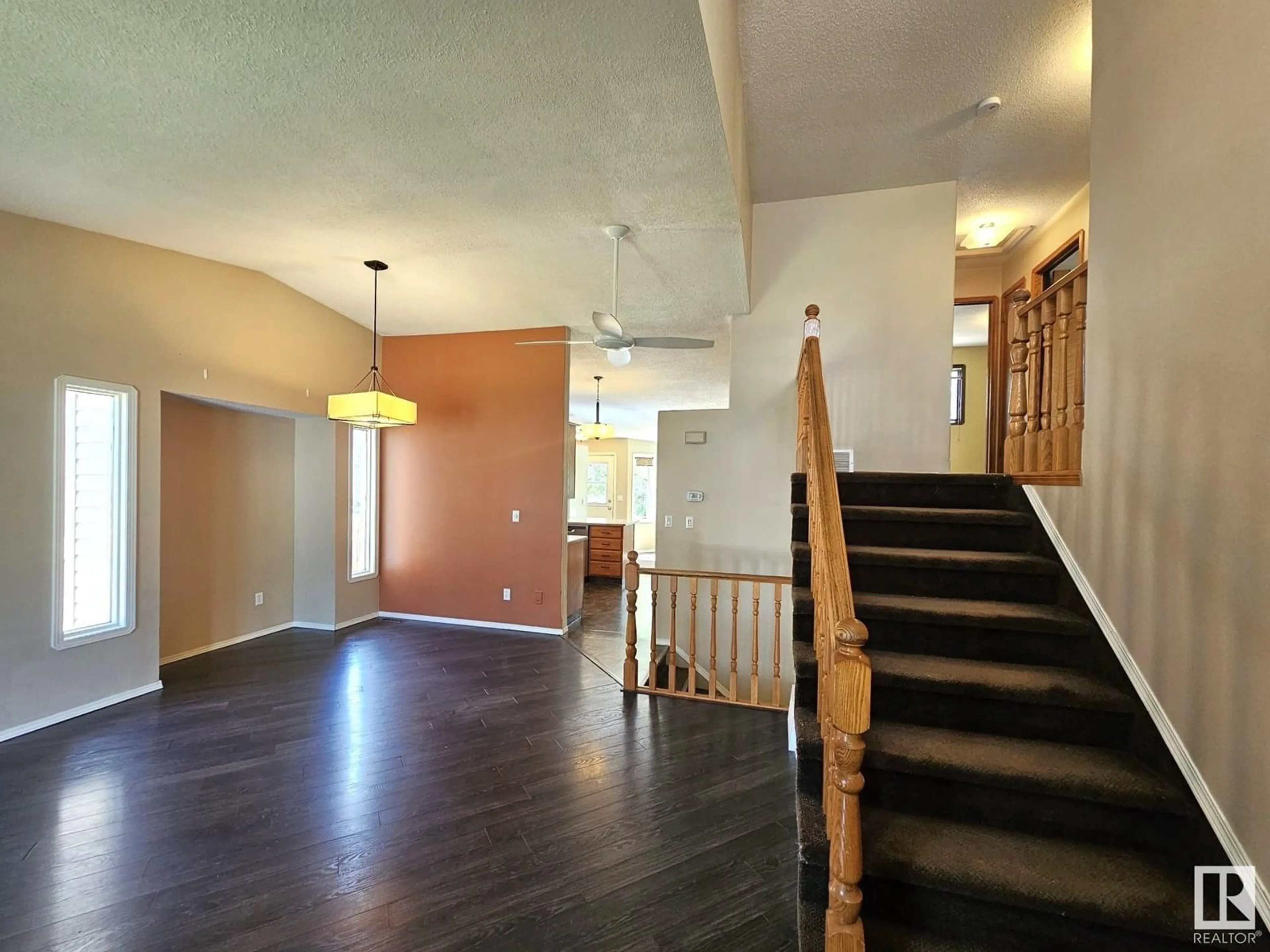 Indoor foyer for 4135 MACKENZIE AV, Drayton Valley Alberta T7A1A8