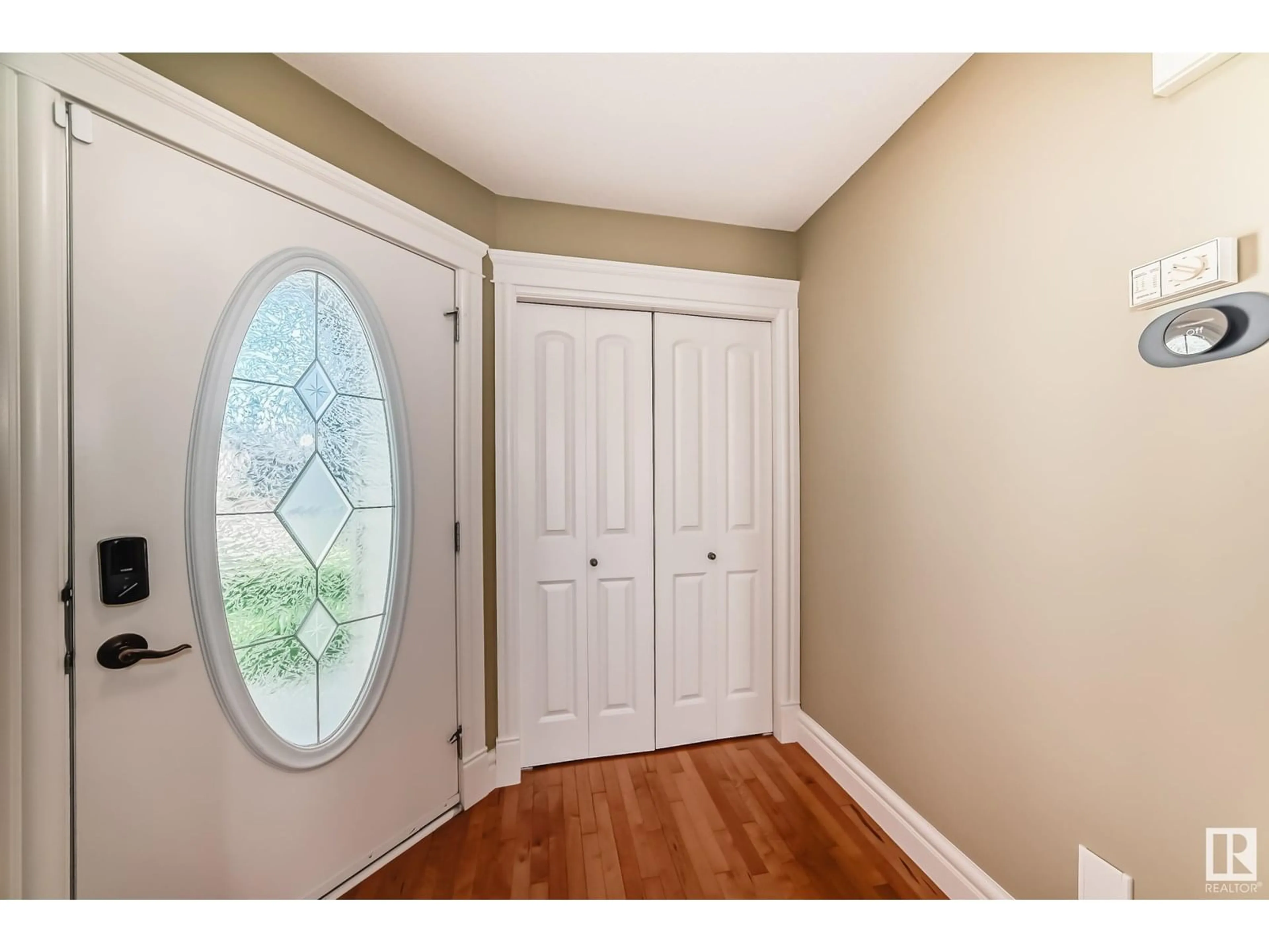Indoor entryway for 7355 SINGER WY, Edmonton Alberta T6R3R9