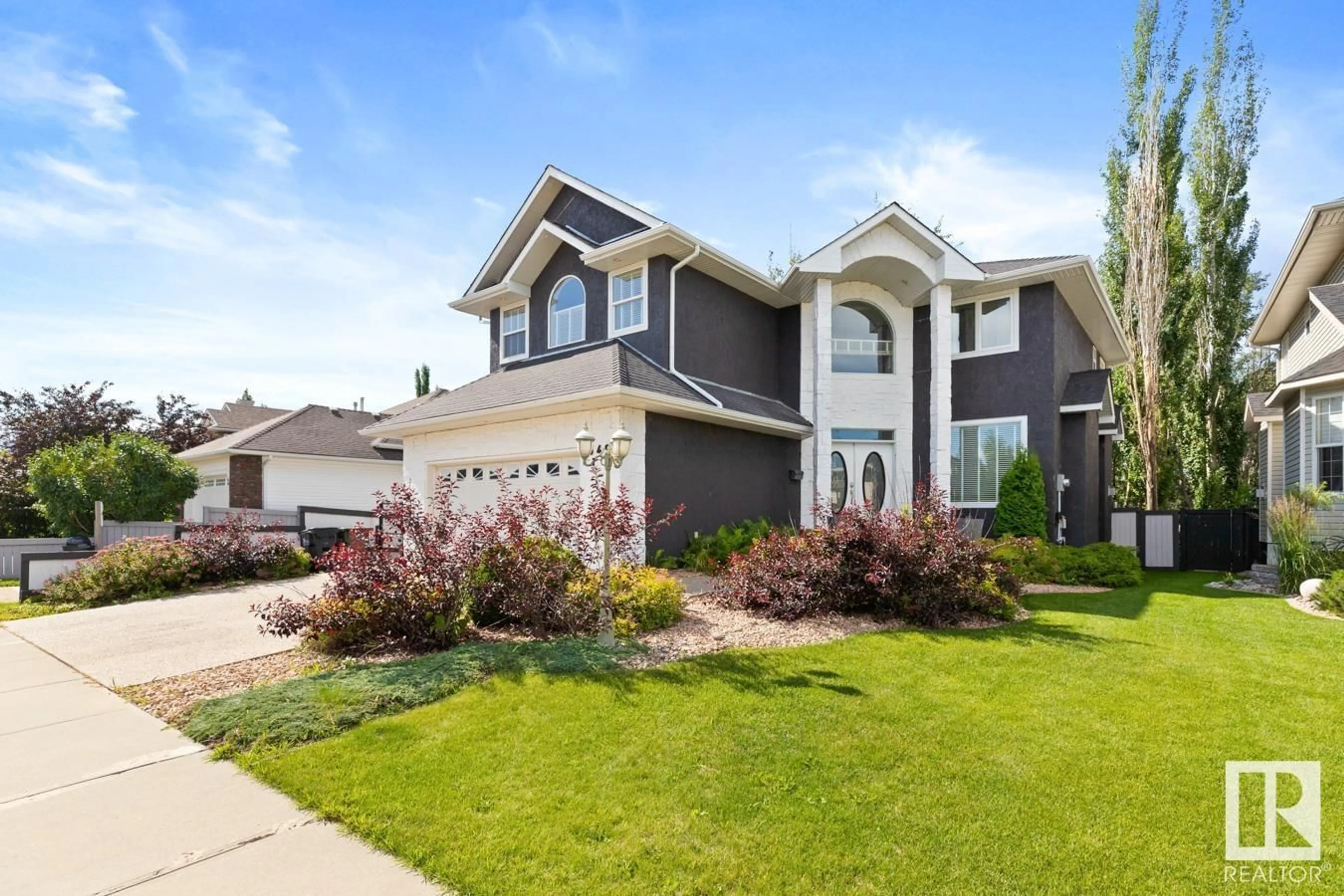 Home with vinyl exterior material, street for 549 HIGHLAND DR, Sherwood Park Alberta T8A6E3