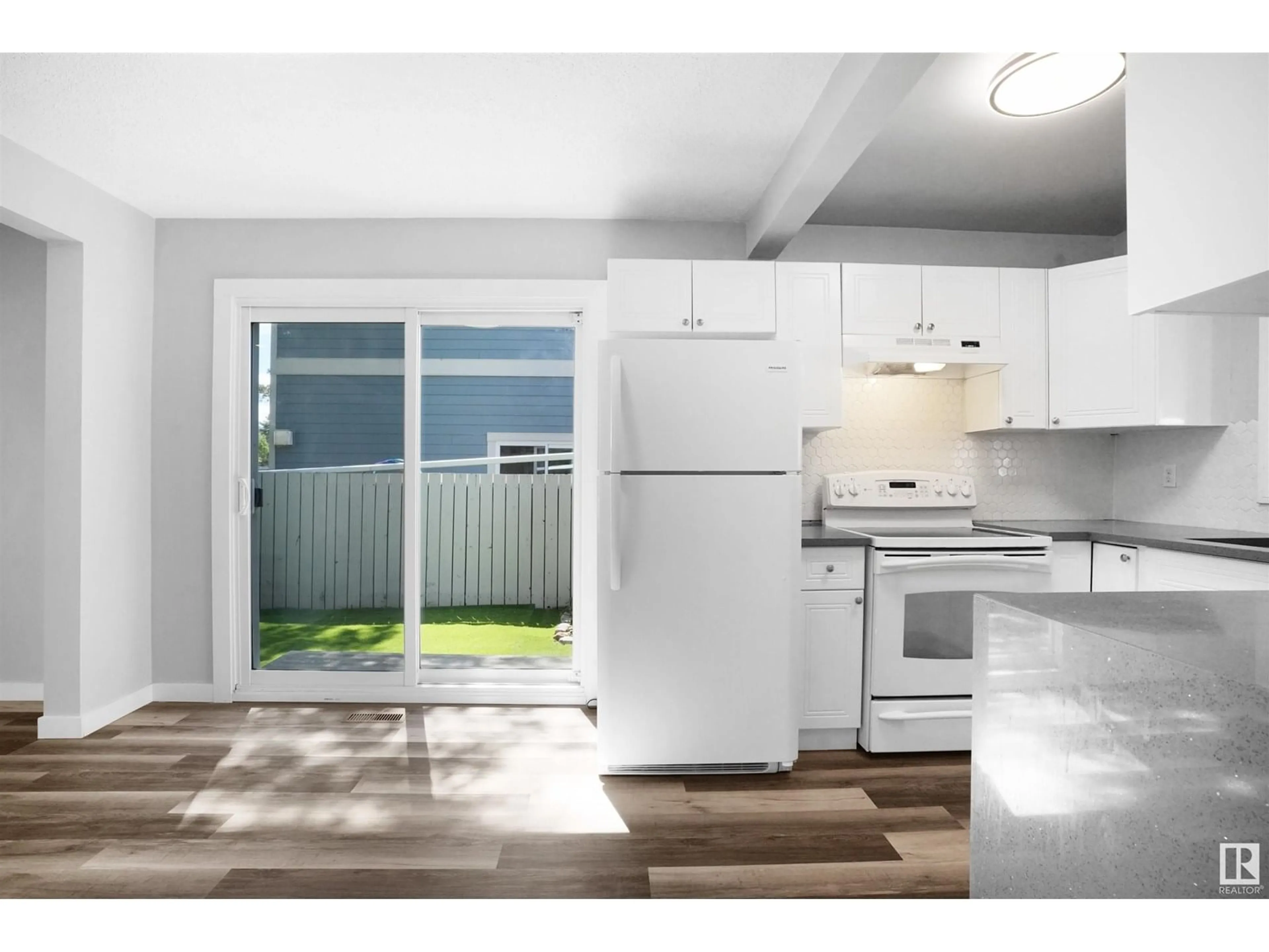 Standard kitchen, unknown for 7605 40 NW, Edmonton Alberta T6K1V5