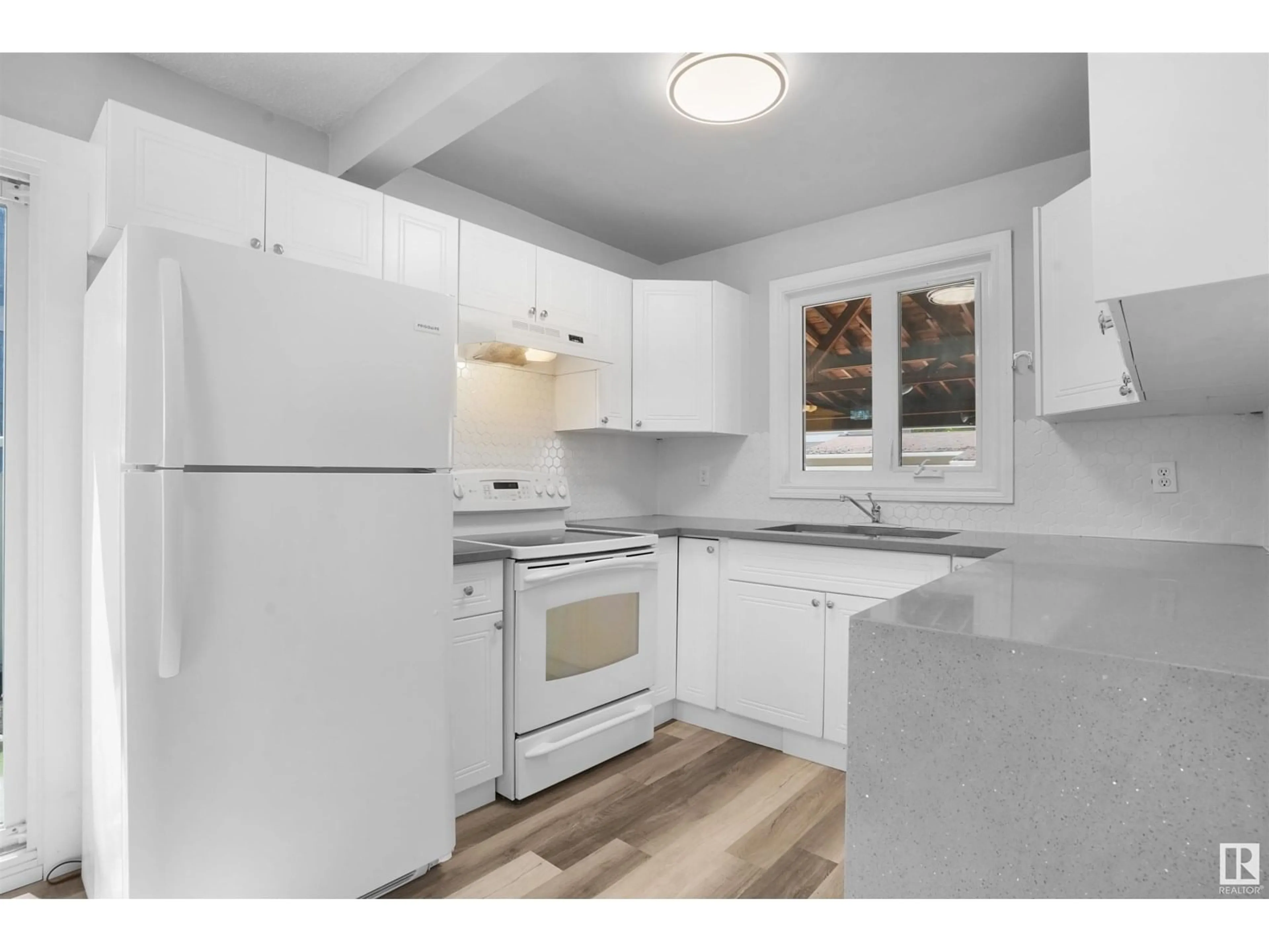 Standard kitchen, unknown for 7605 40 NW, Edmonton Alberta T6K1V5