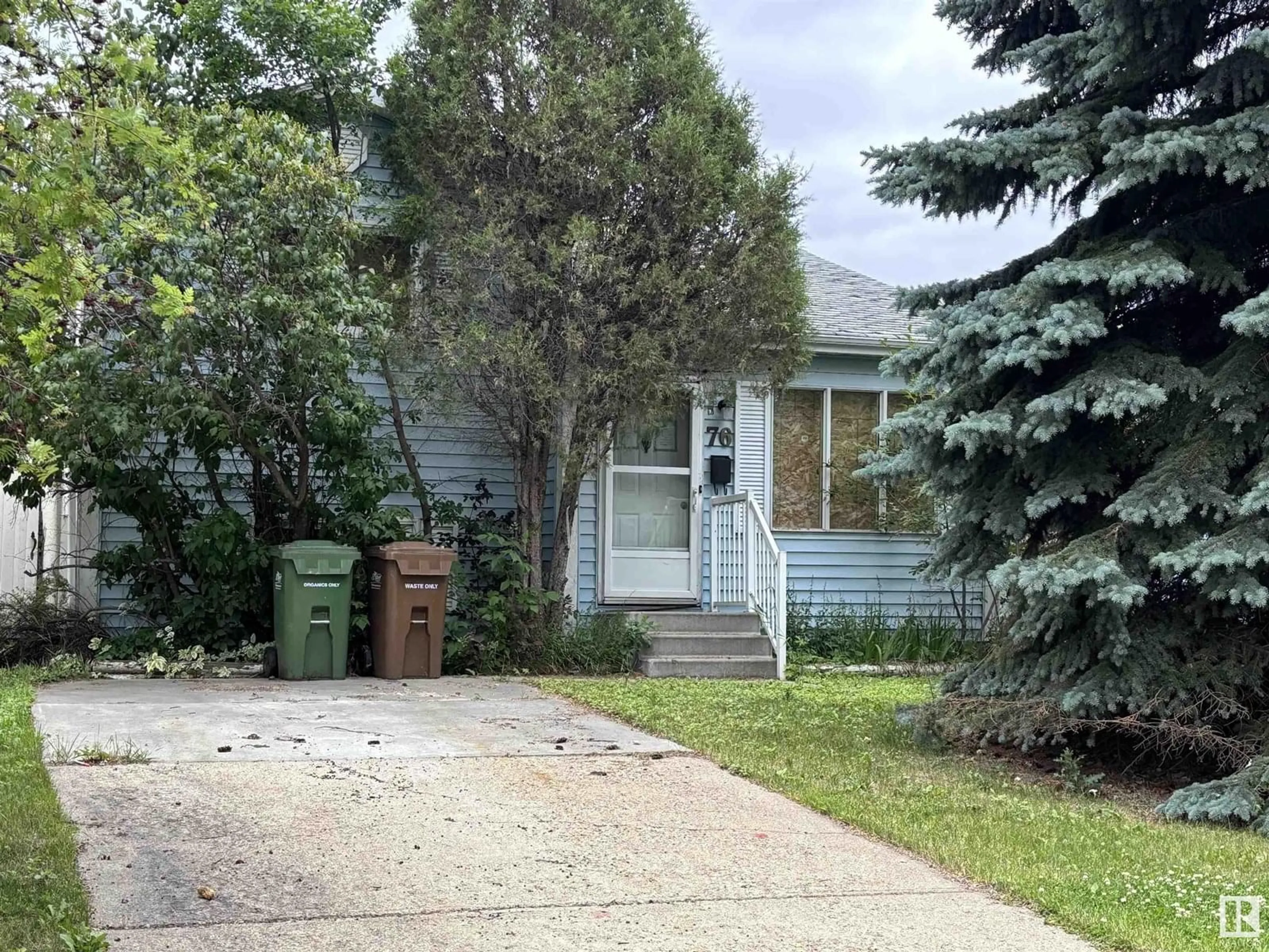Home with vinyl exterior material, street for 76 DAYTON CR, St. Albert Alberta T8N4Y1