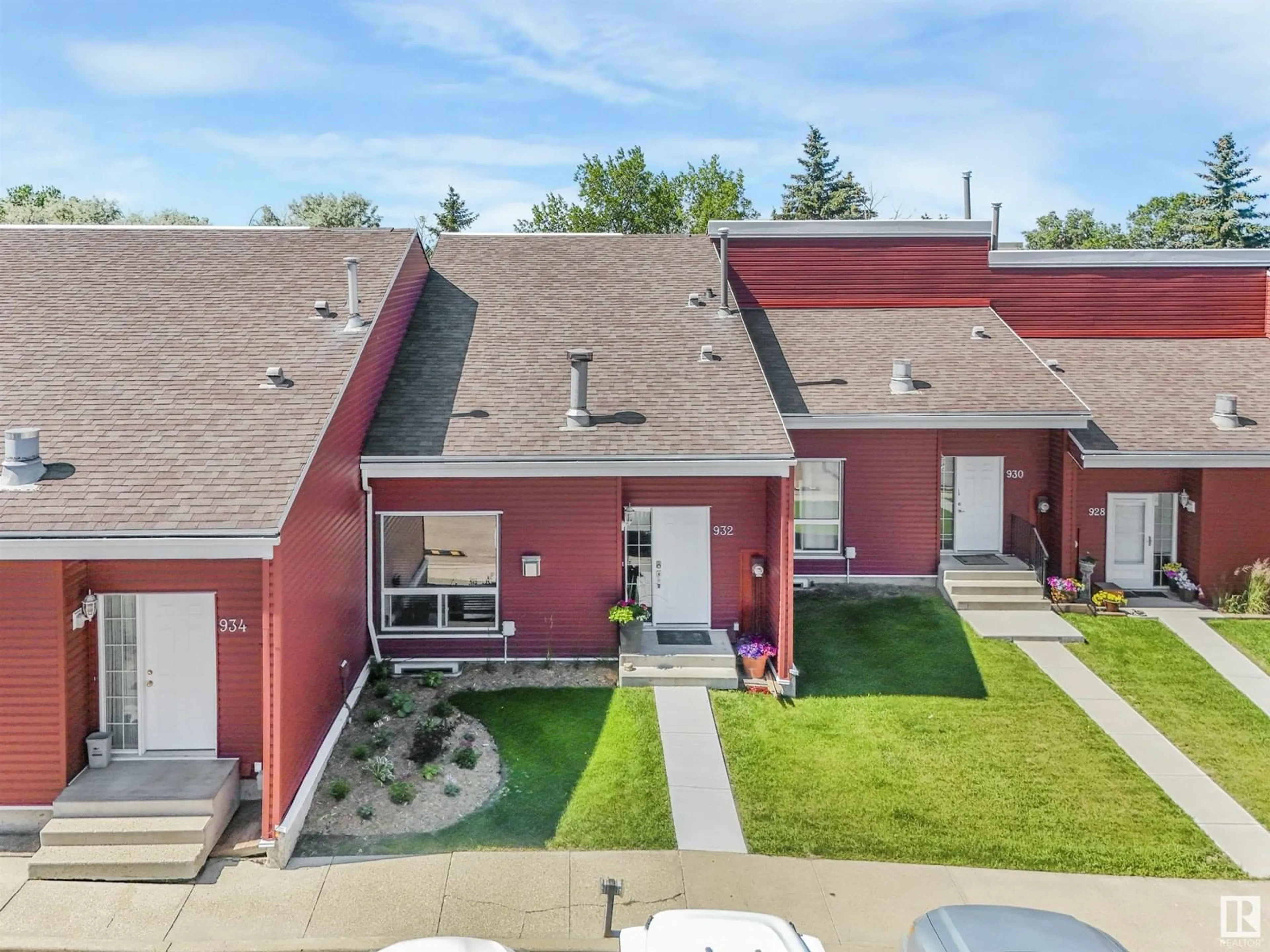 A pic from outside/outdoor area/front of a property/back of a property/a pic from drone, street for 932 LEE RIDGE RD, Edmonton Alberta T6K0R2