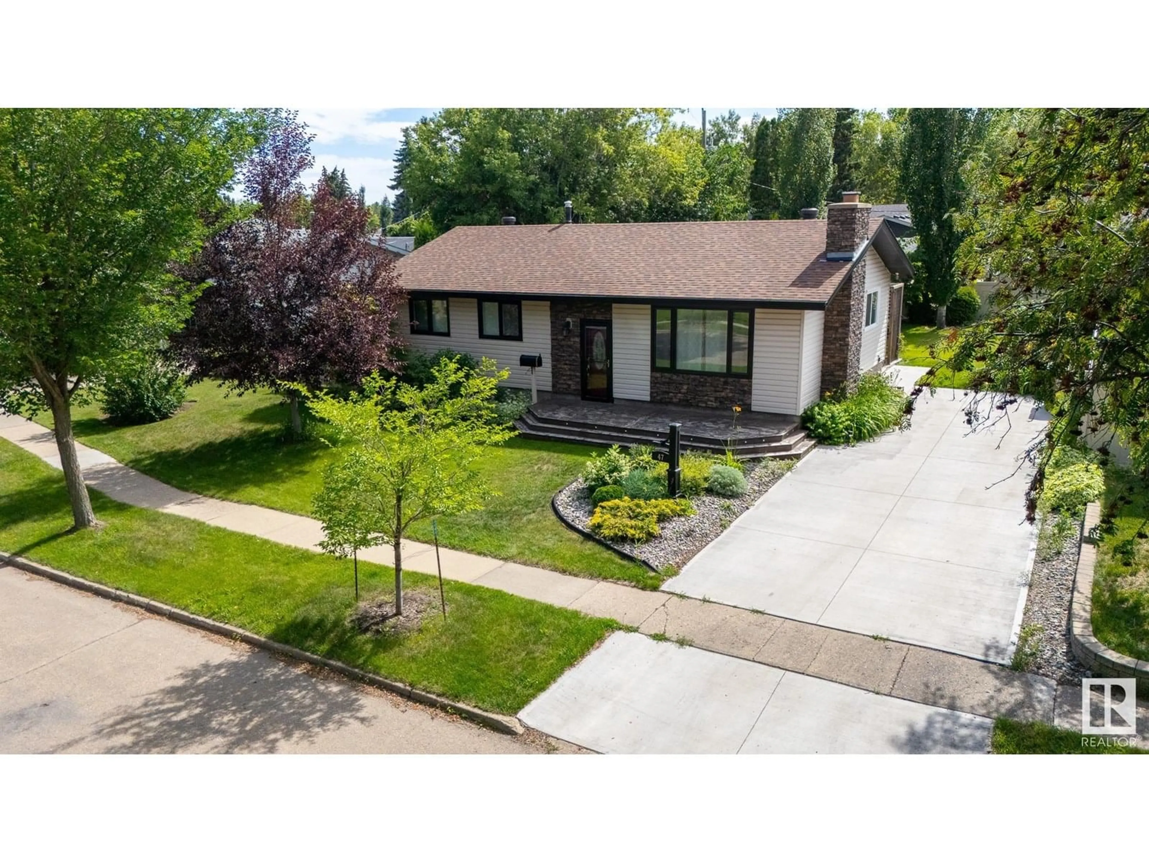 A pic from outside/outdoor area/front of a property/back of a property/a pic from drone, street for 47 SALISBURY AV, St. Albert Alberta T8N0M2