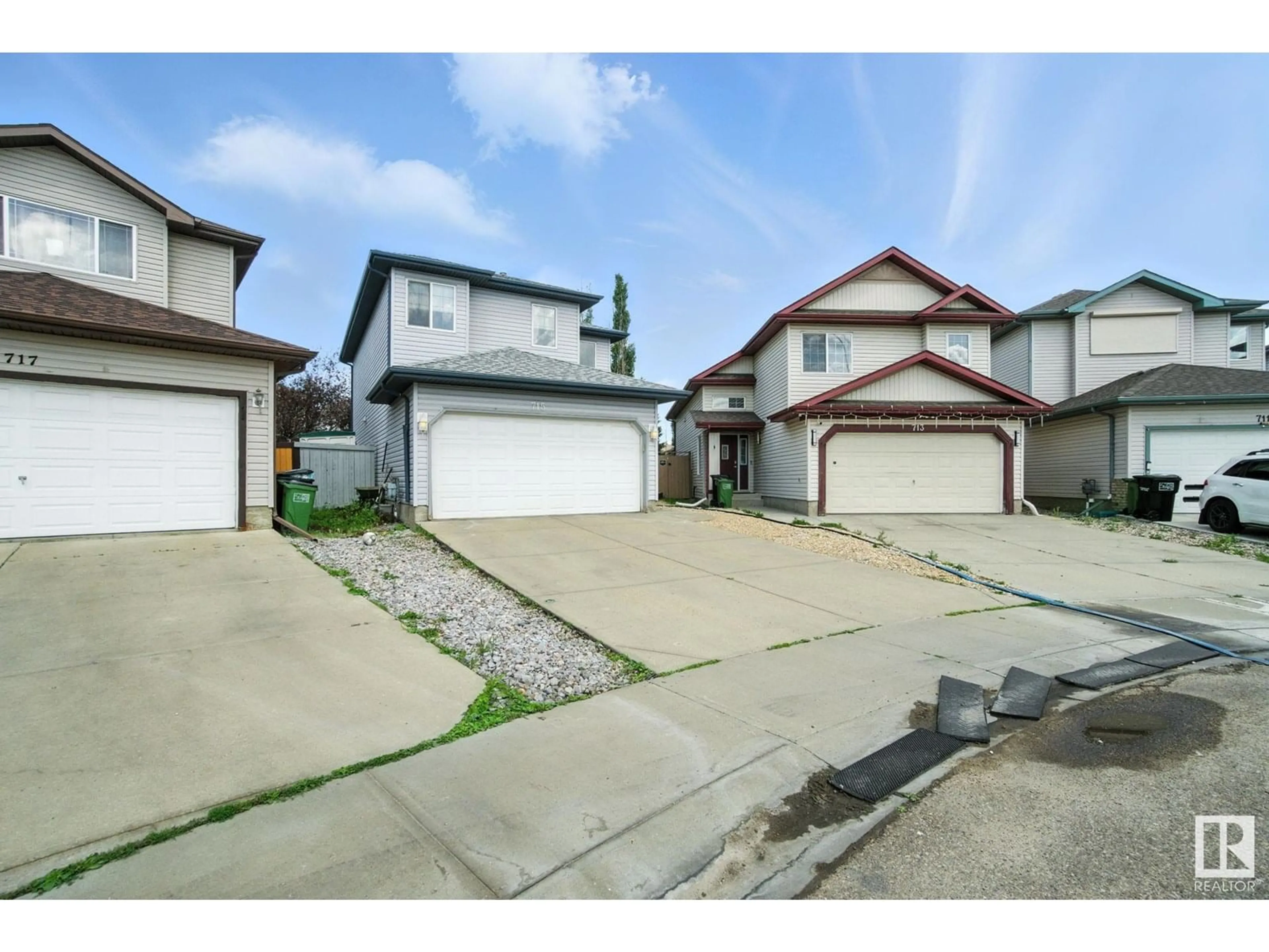 A pic from outside/outdoor area/front of a property/back of a property/a pic from drone, street for 715 HUDSON PLACE, Edmonton Alberta T6V1W6