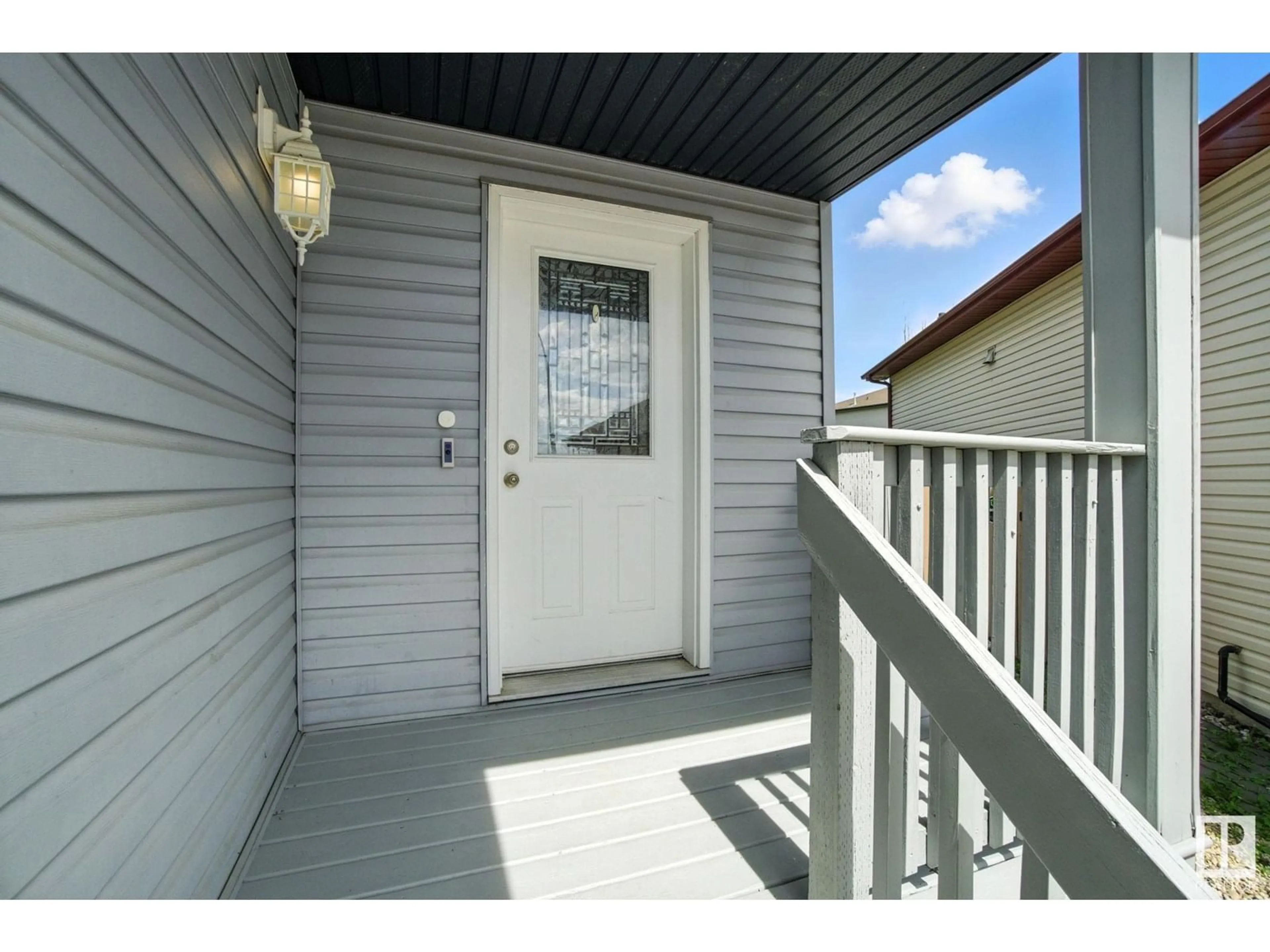 Indoor entryway for 715 HUDSON PLACE, Edmonton Alberta T6V1W6