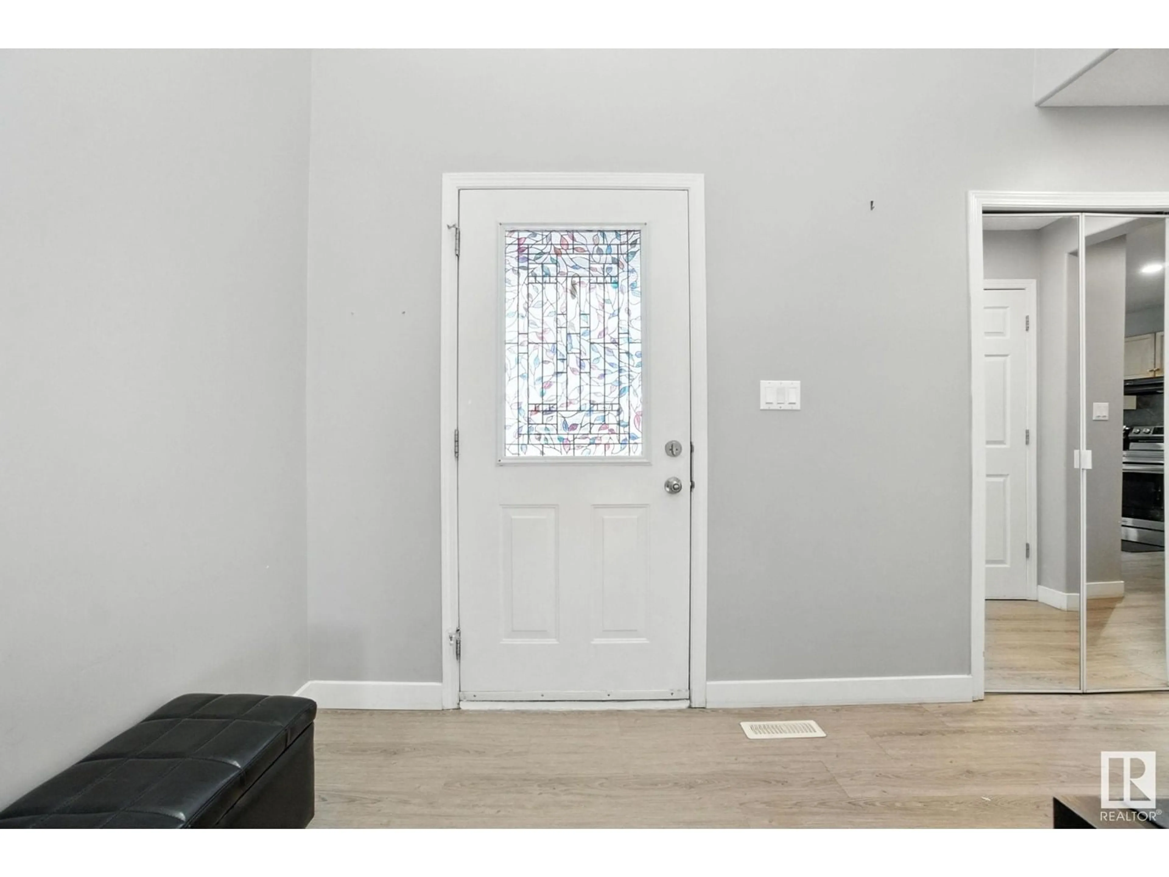 Indoor entryway for 715 HUDSON PLACE, Edmonton Alberta T6V1W6