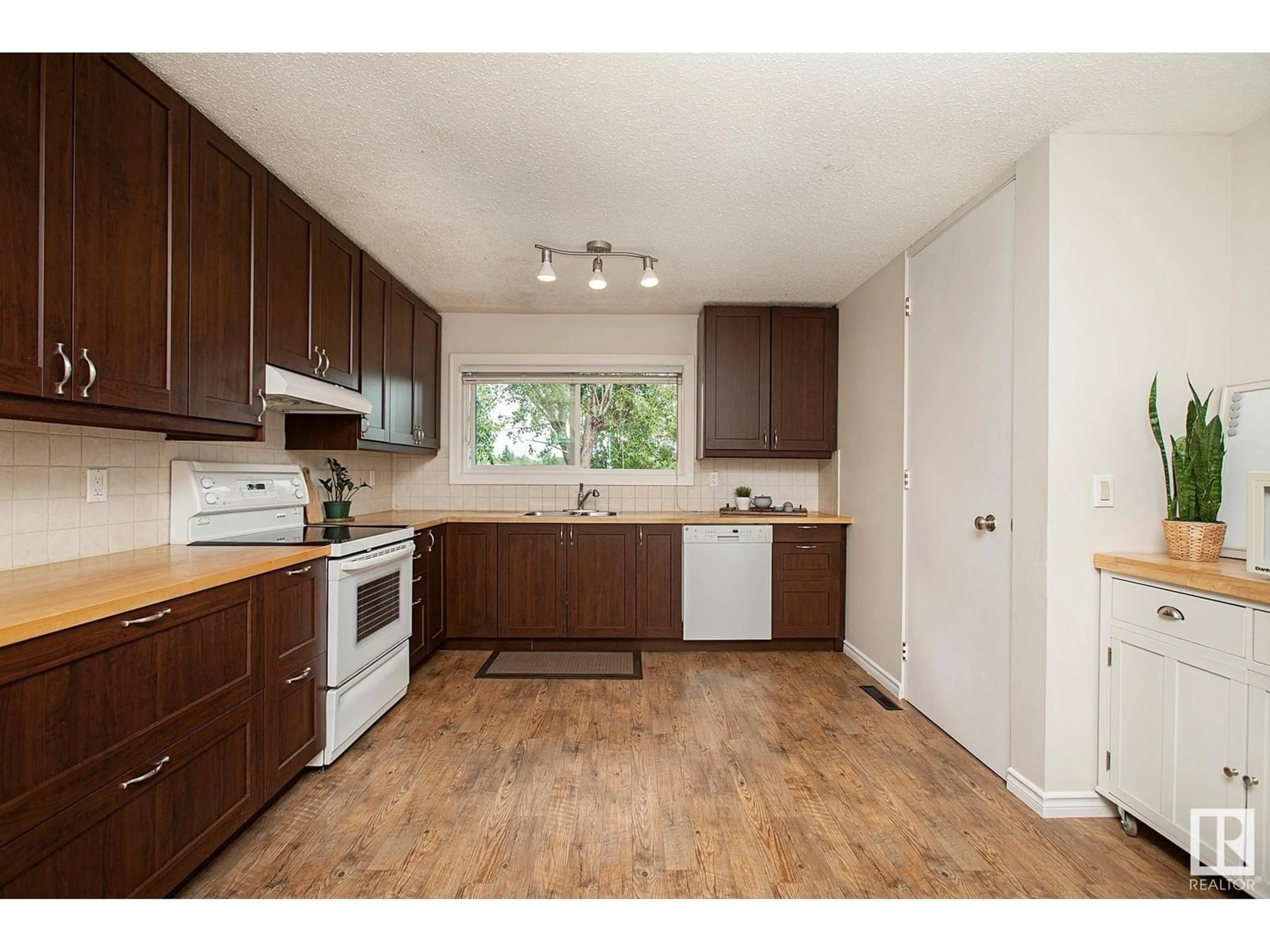 Standard kitchen, wood/laminate floor for CO - 7 POINCIANA, Sherwood Park Alberta T8A3J7