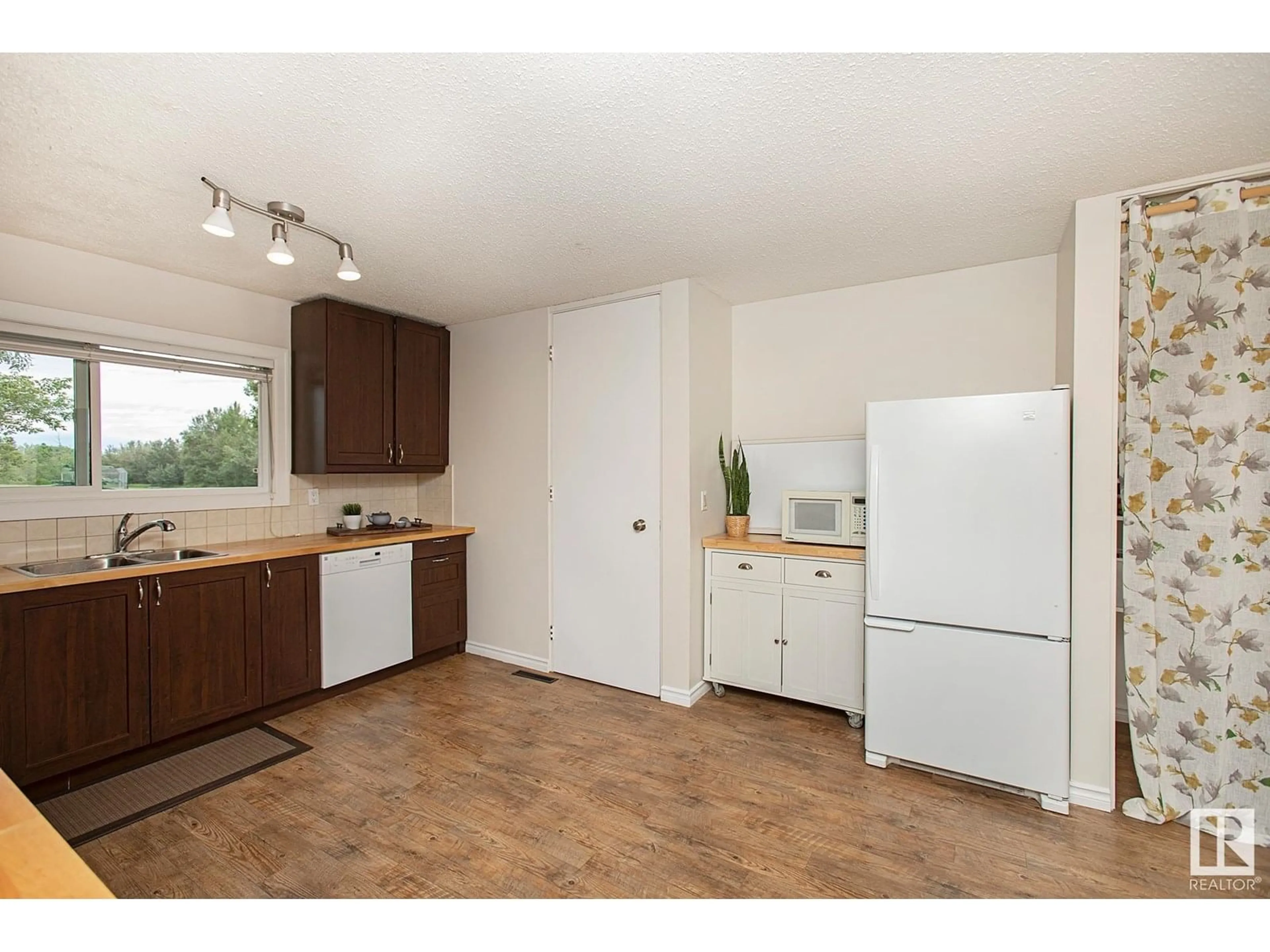 Standard kitchen, wood/laminate floor for CO - 7 POINCIANA, Sherwood Park Alberta T8A3J7