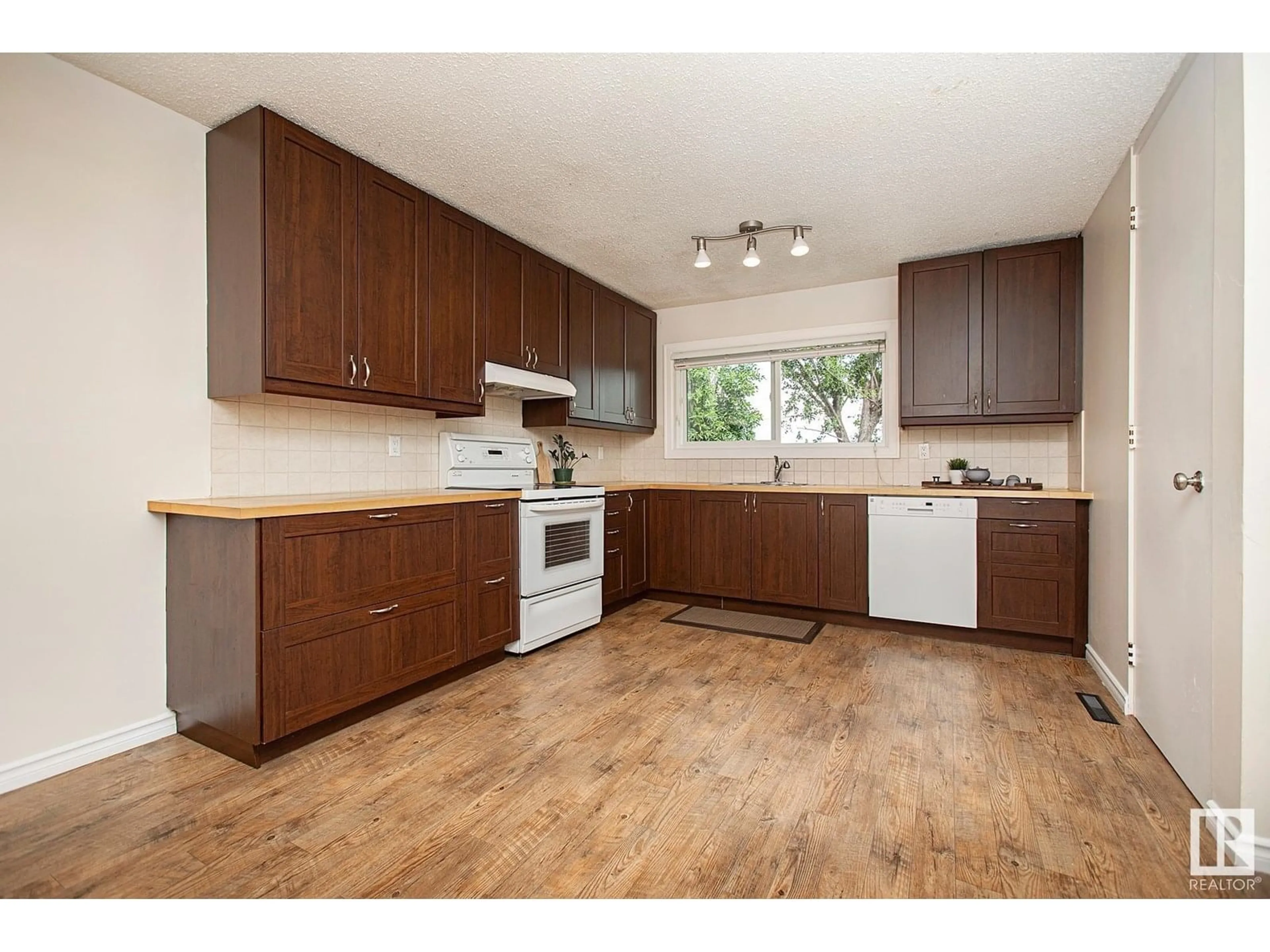 Standard kitchen, wood/laminate floor for CO - 7 POINCIANA, Sherwood Park Alberta T8A3J7