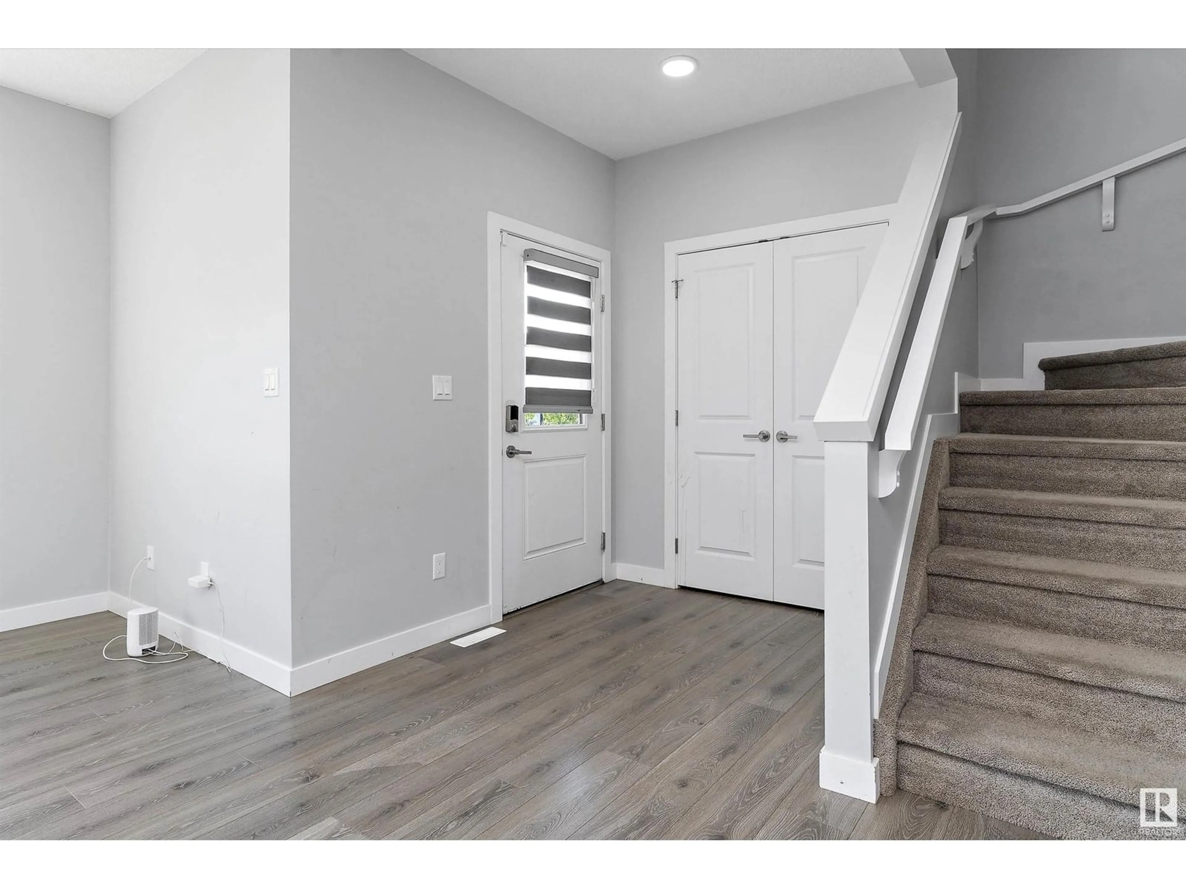 Indoor entryway for 2152 MAPLE RD, Edmonton Alberta T6T2L4
