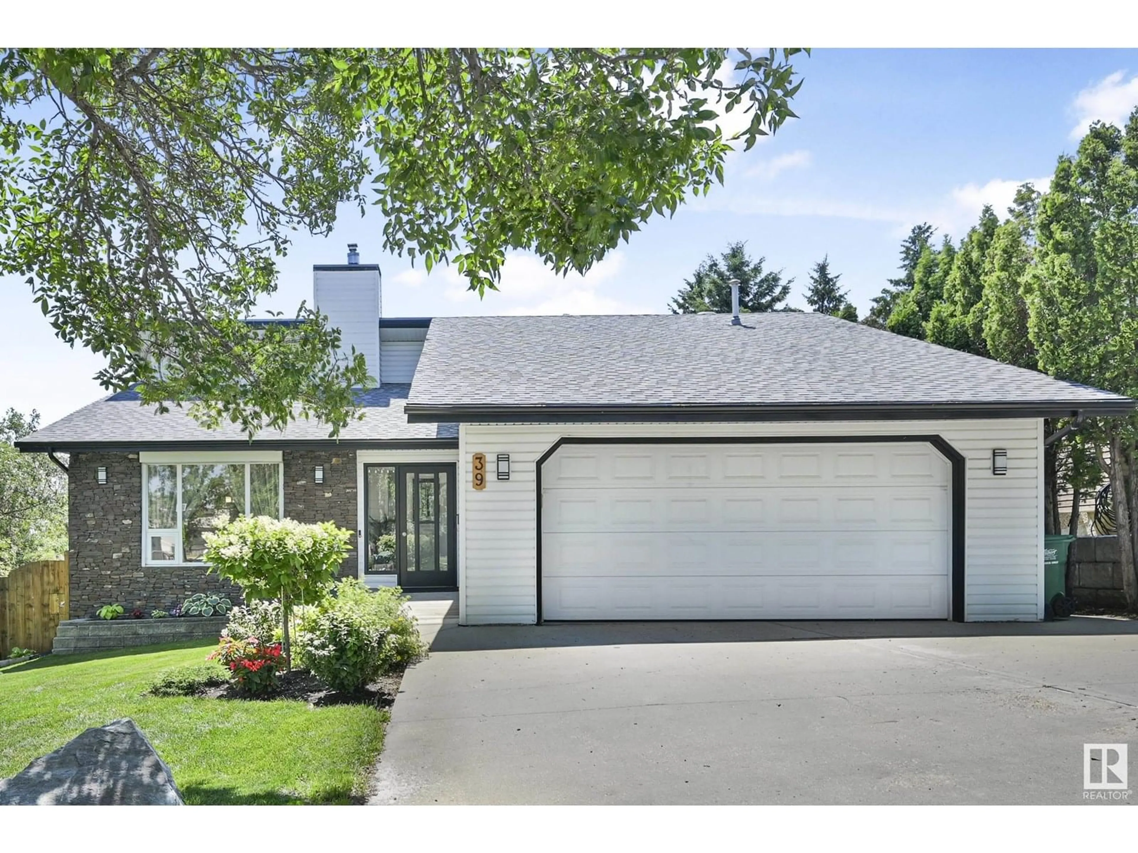 Home with vinyl exterior material, street for 39 LENNOX DR, St. Albert Alberta T8N4L3
