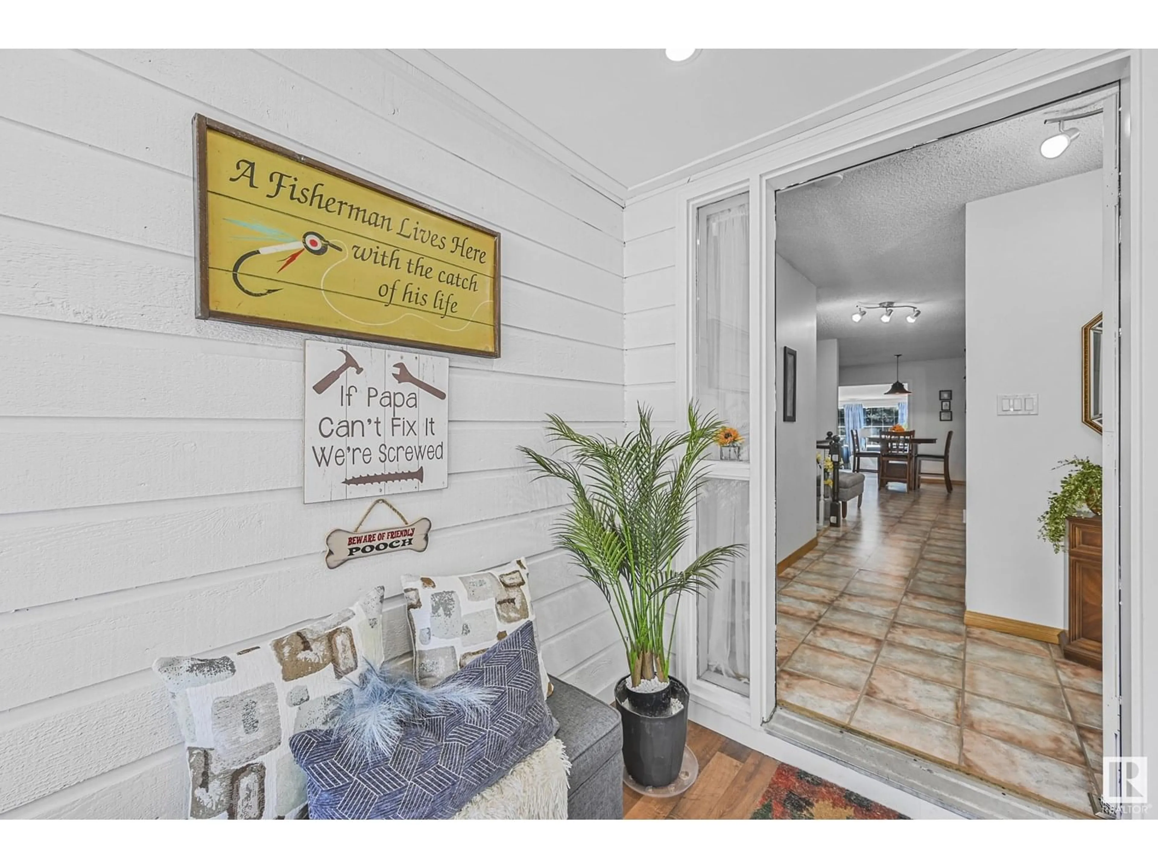 Indoor entryway for 39 LENNOX DR, St. Albert Alberta T8N4L3