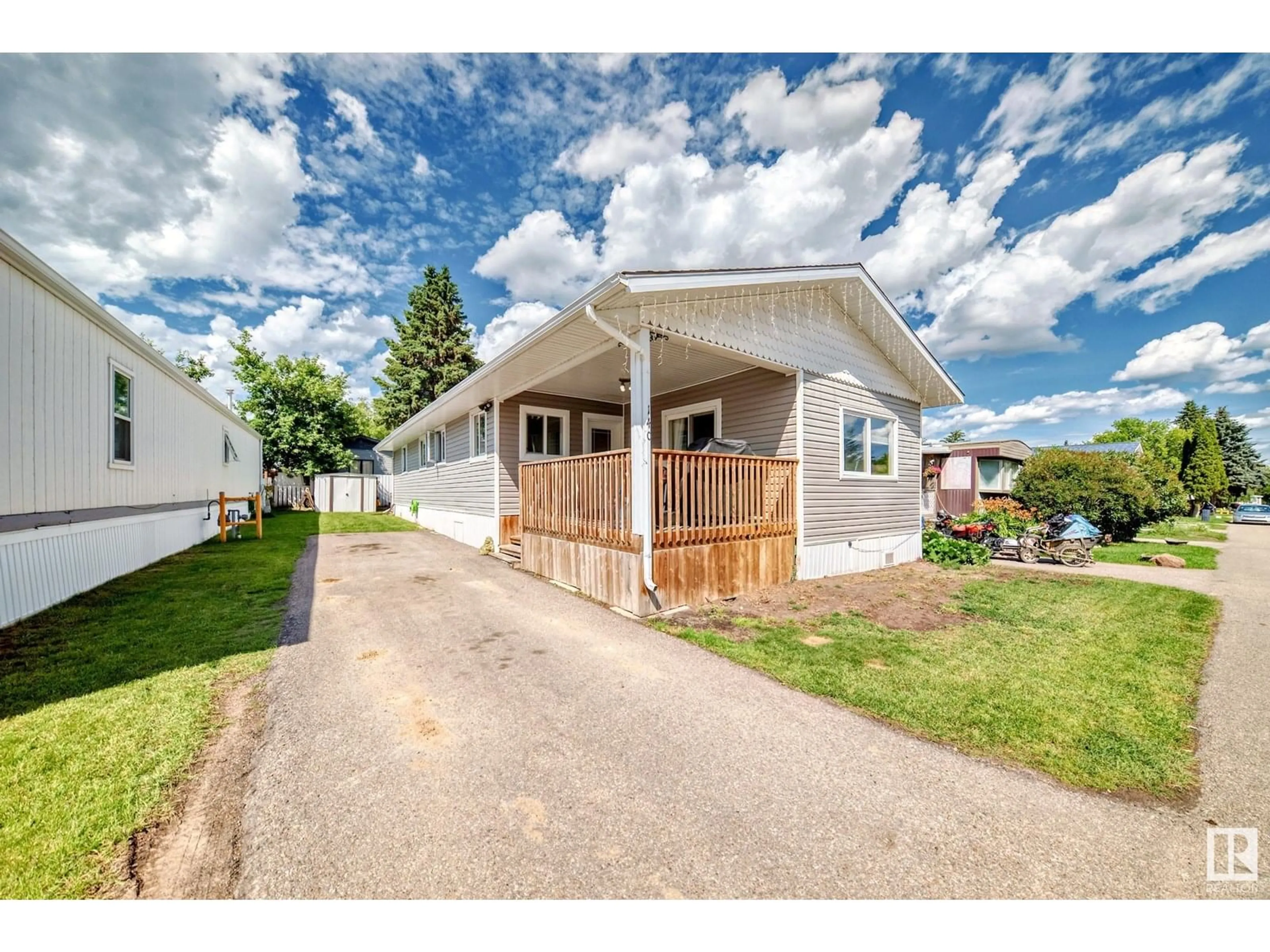 Home with vinyl exterior material, street for 140 WEST VIEW CR, Edmonton Alberta T5S1T5