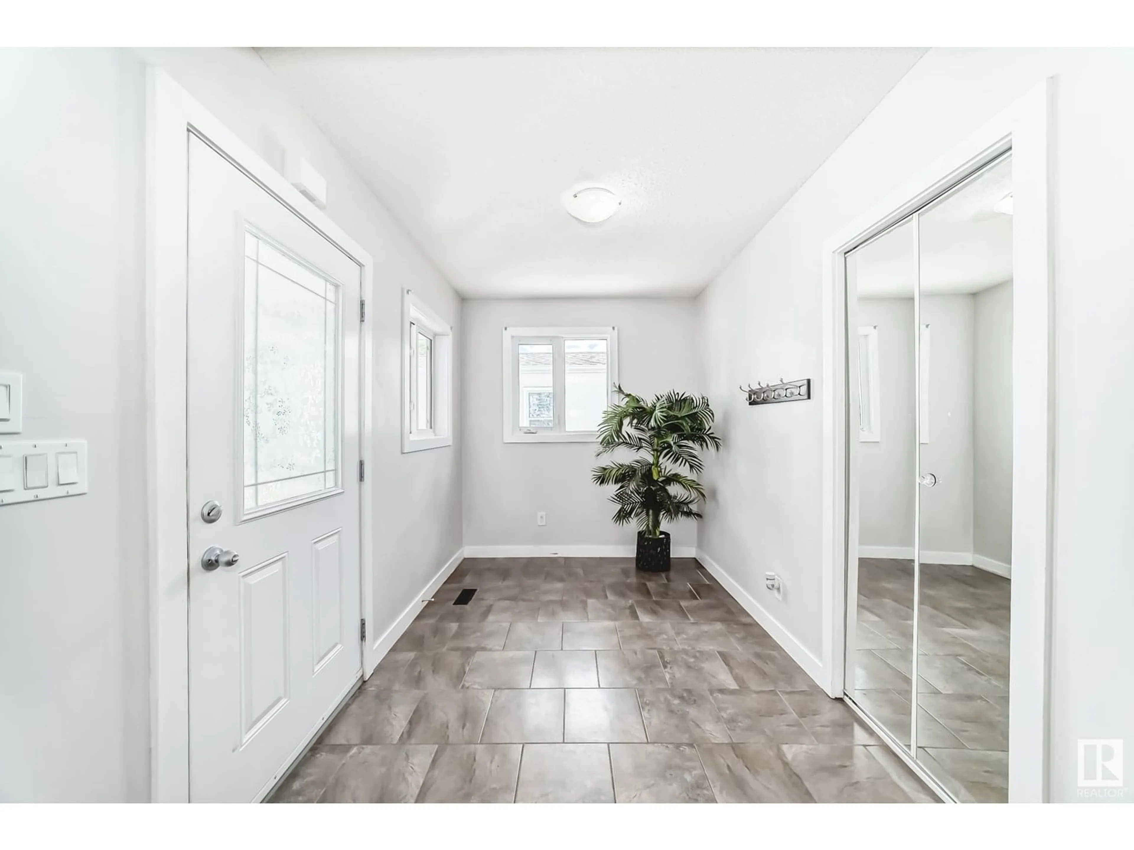 Indoor entryway for 140 WEST VIEW CR, Edmonton Alberta T5S1T5