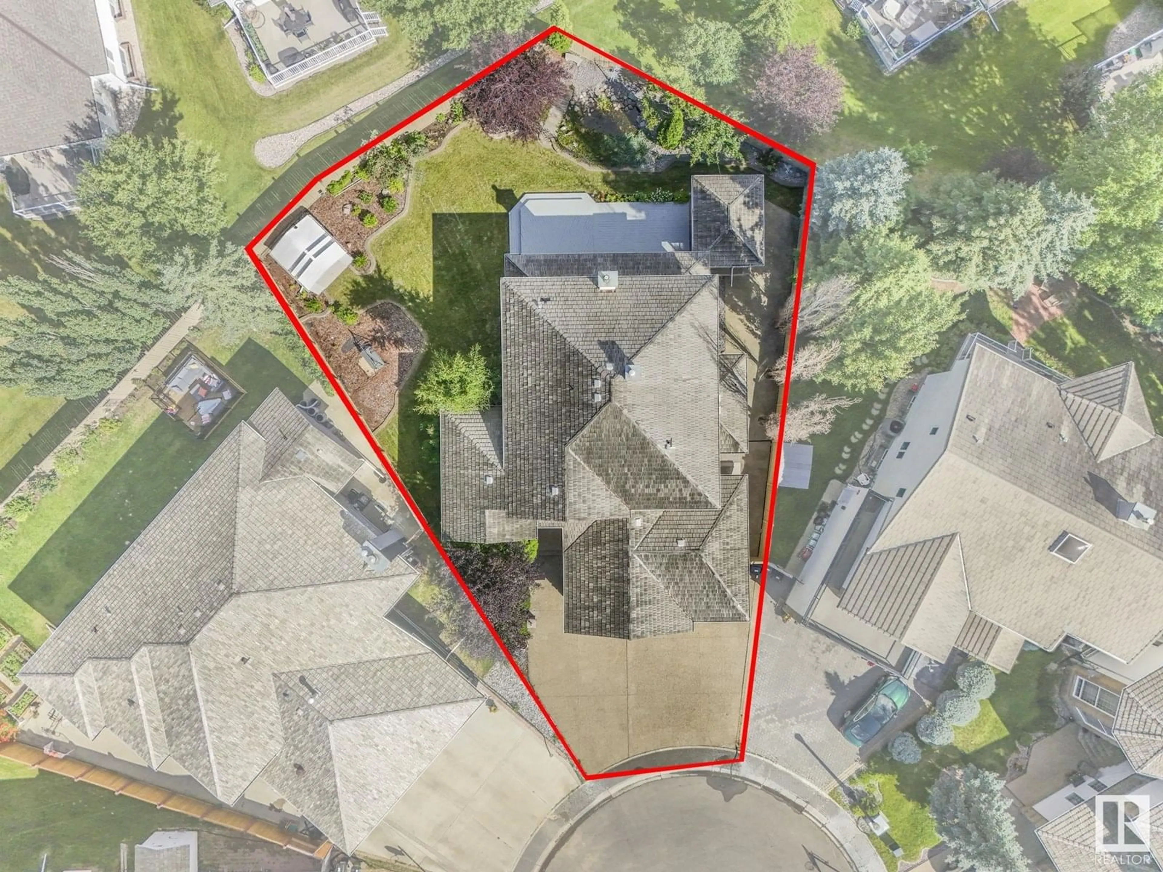 A pic from outside/outdoor area/front of a property/back of a property/a pic from drone, street for 328 WHISTON CL, Edmonton Alberta T6M2C7