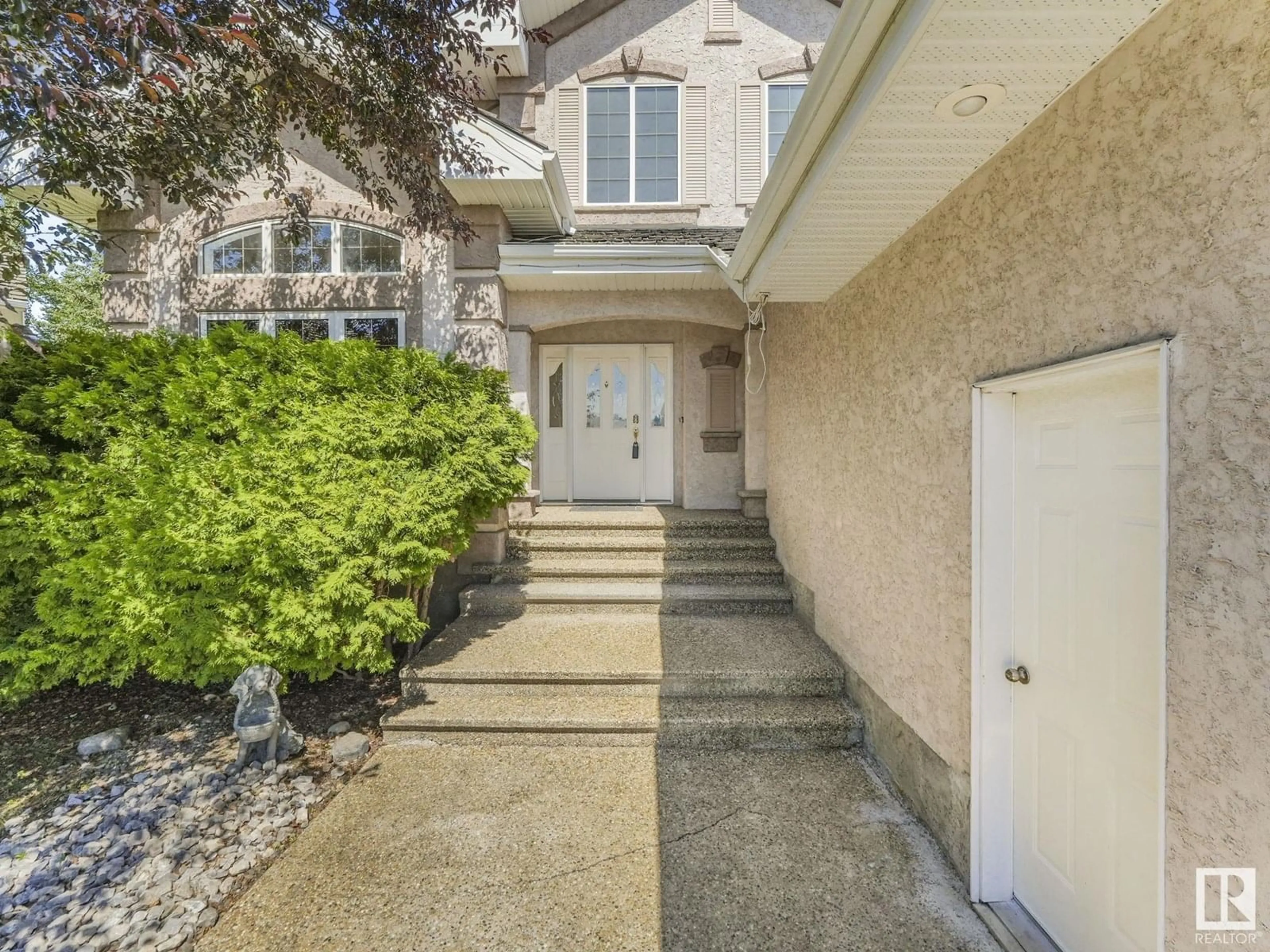 Indoor entryway for 328 WHISTON CL, Edmonton Alberta T6M2C7