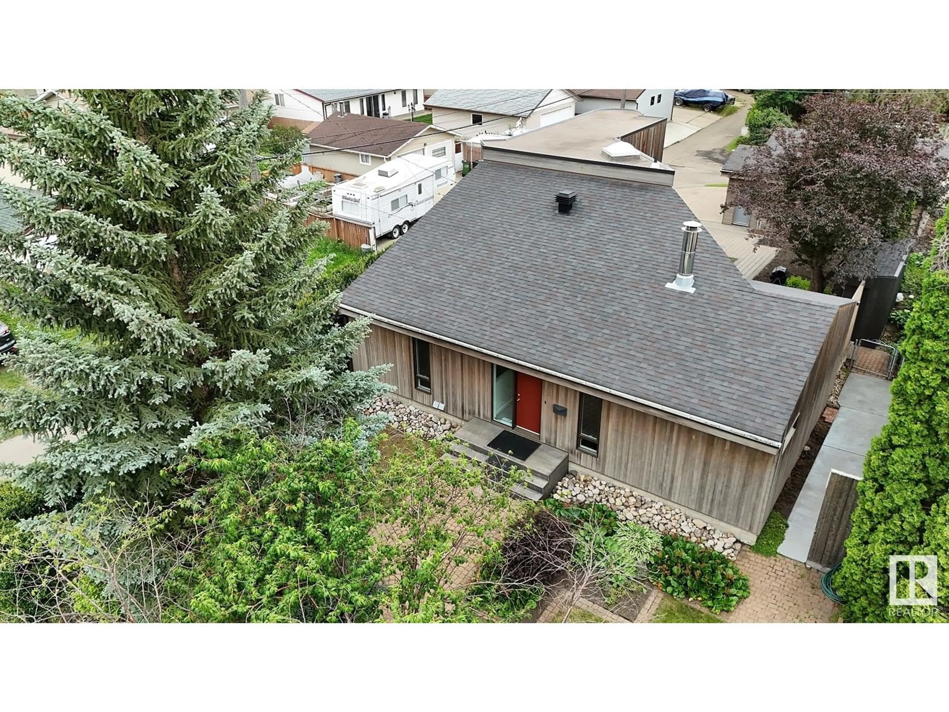 A pic from outside/outdoor area/front of a property/back of a property/a pic from drone, unknown for 8307 73 AV, Edmonton Alberta T6C0E1