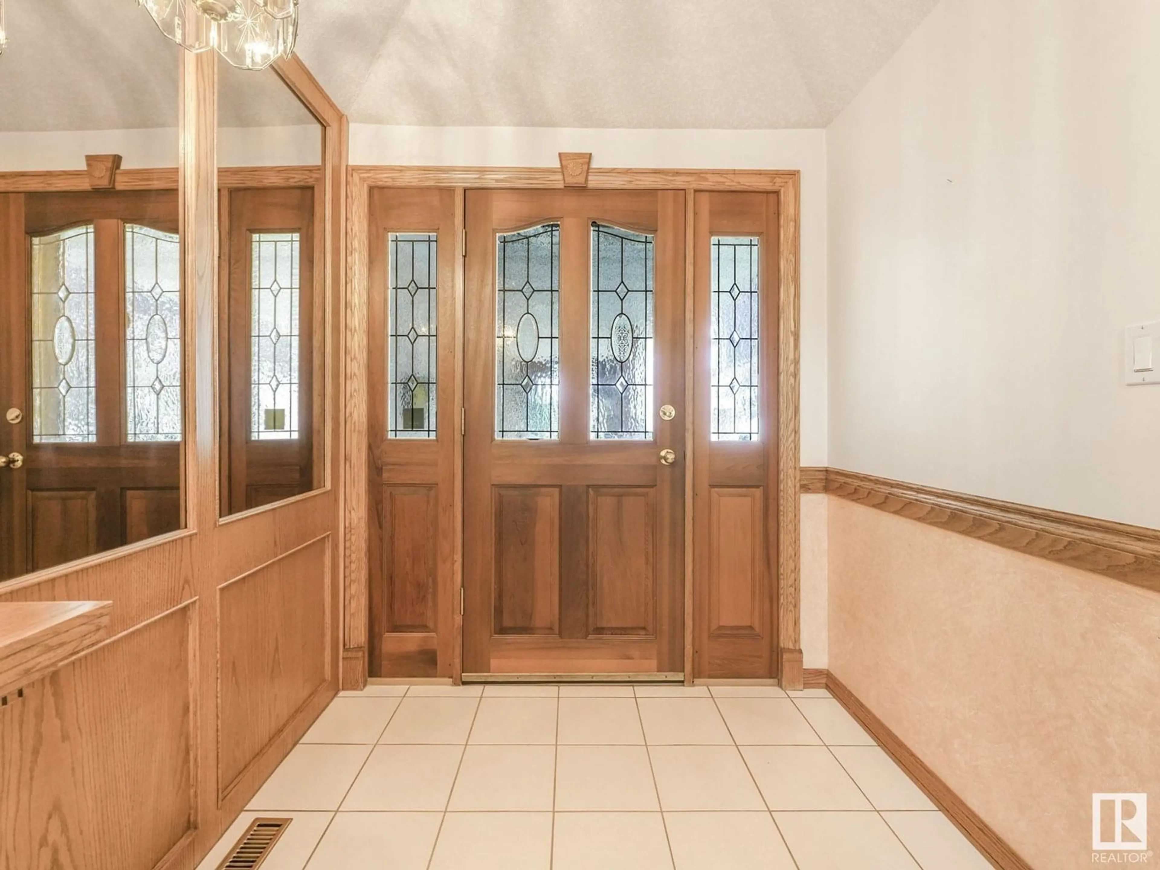 Indoor entryway for 1820 BEARSPAW RD, Edmonton Alberta T6J6K4