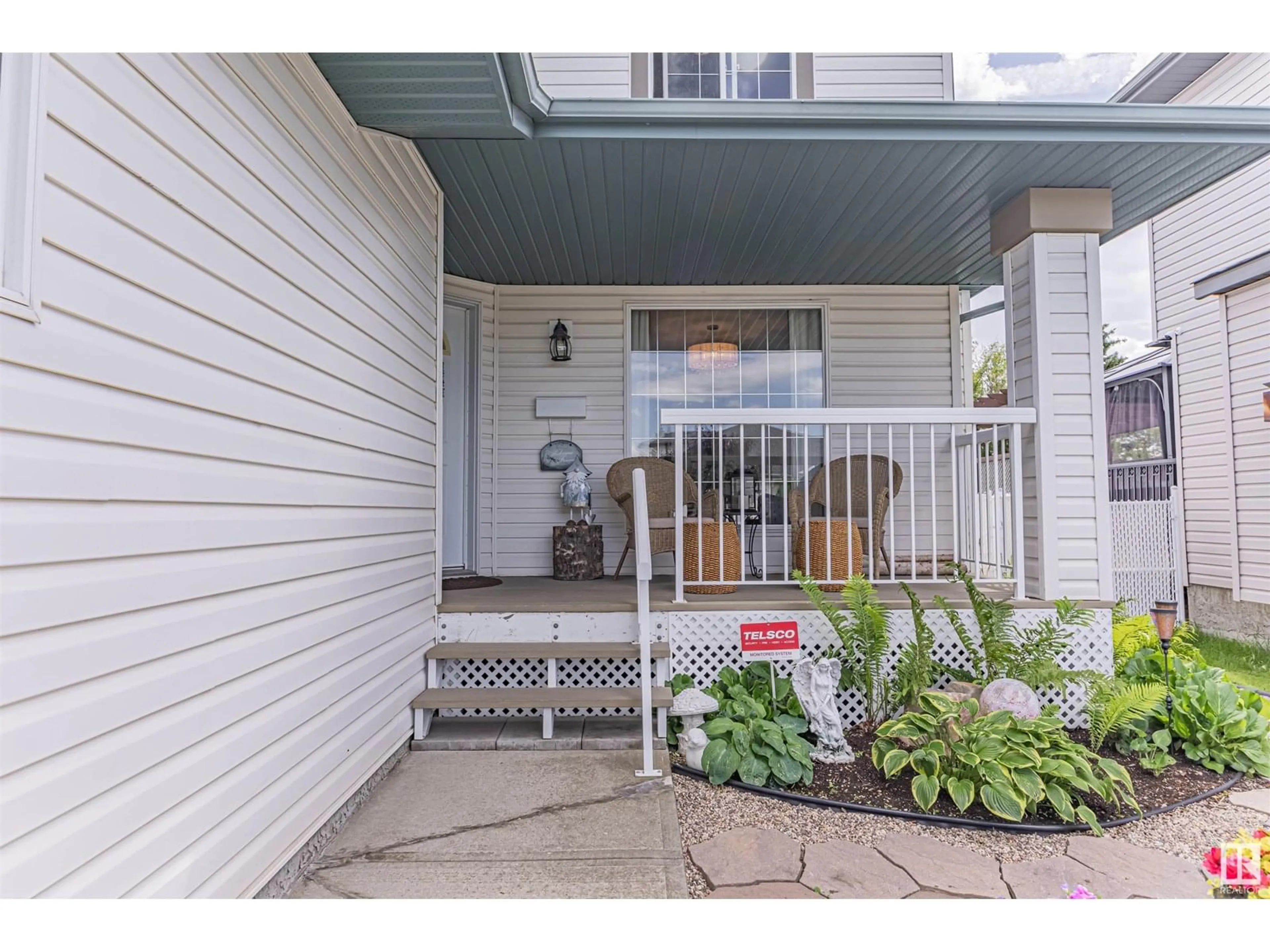 Indoor entryway for 5011 152A AV, Edmonton Alberta T5A5E7