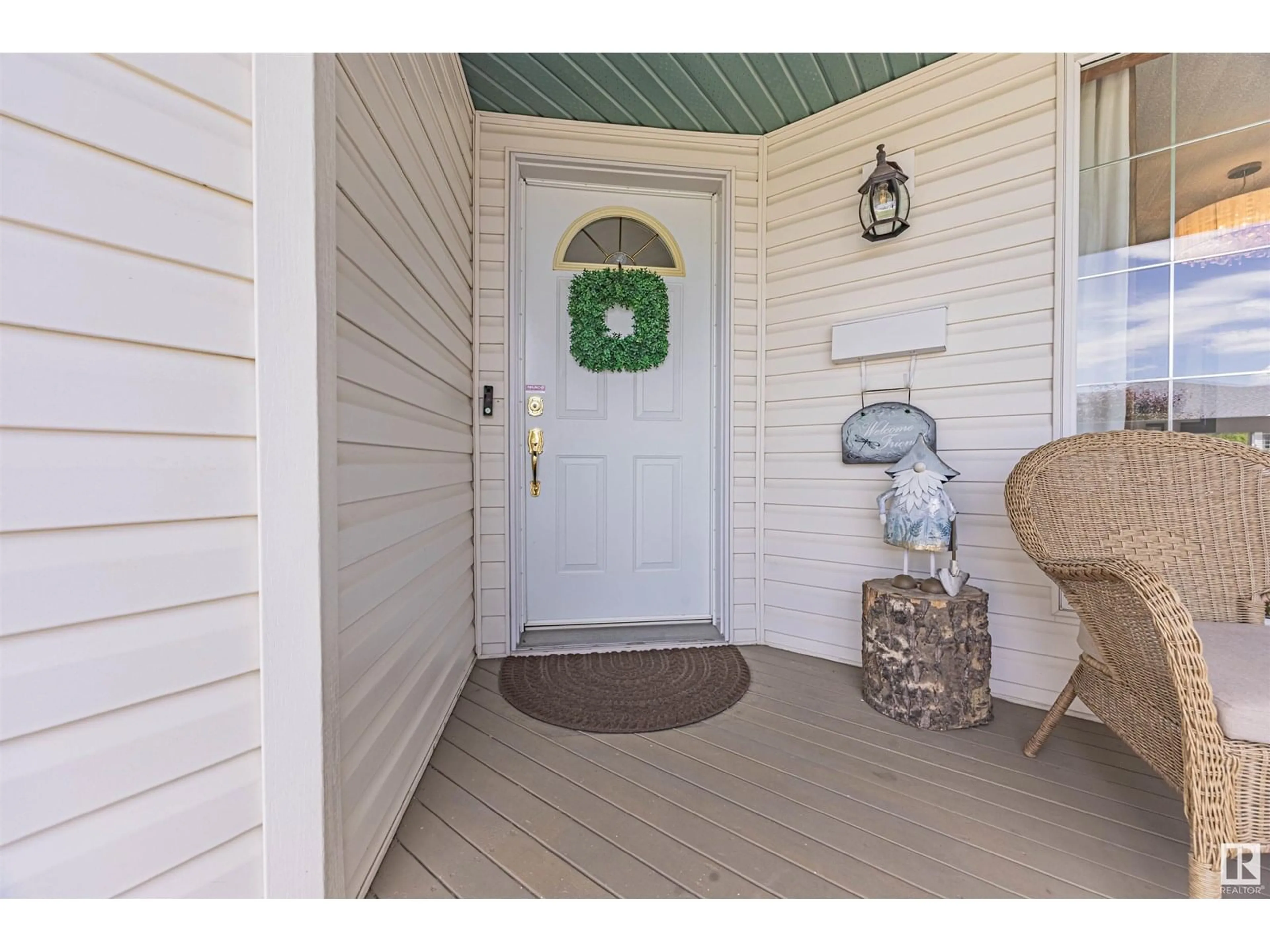 Indoor entryway for 5011 152A AV, Edmonton Alberta T5A5E7