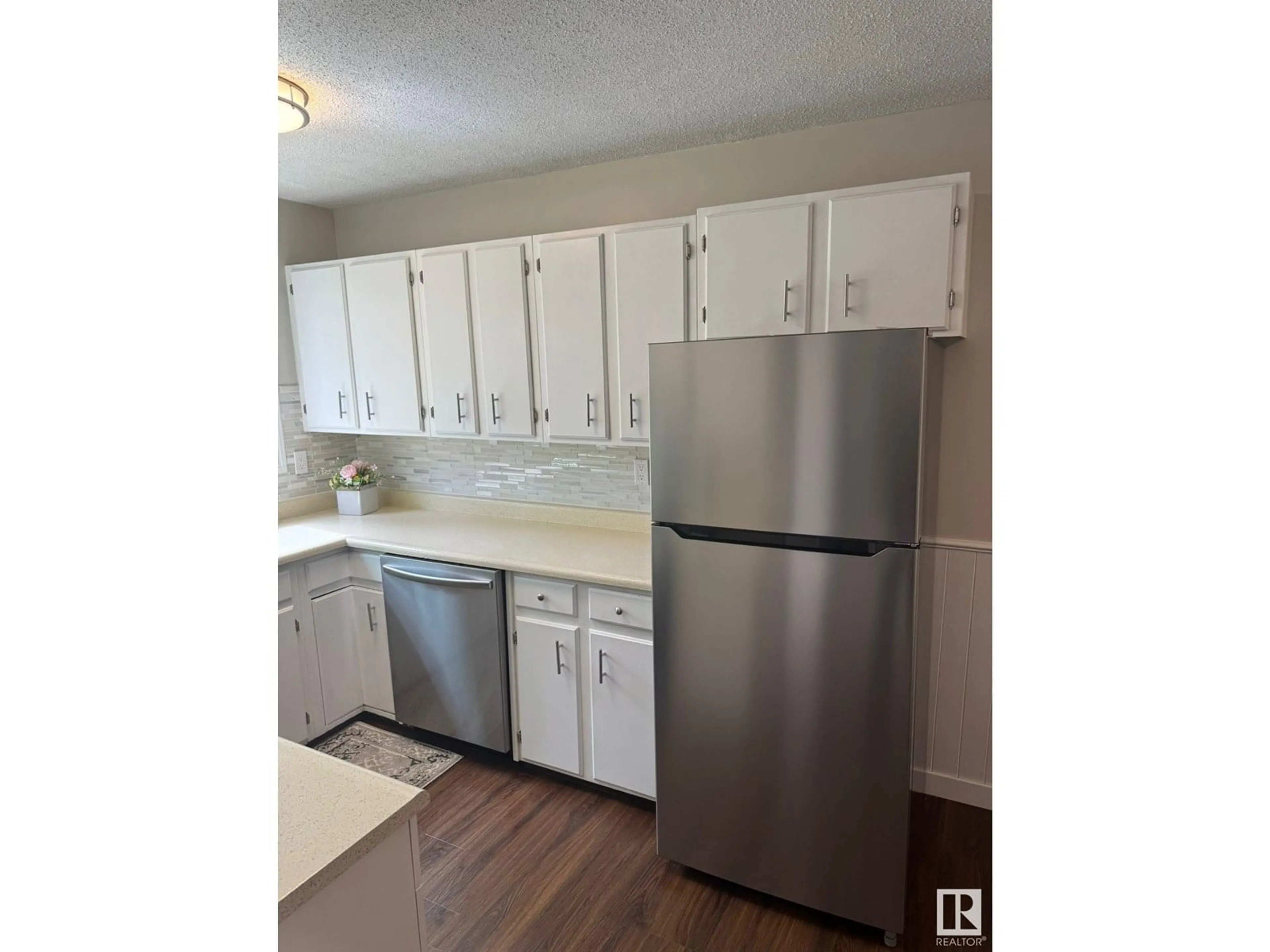 Standard kitchen, wood/laminate floor for 9965 171 AV, Edmonton Alberta T5X4X2