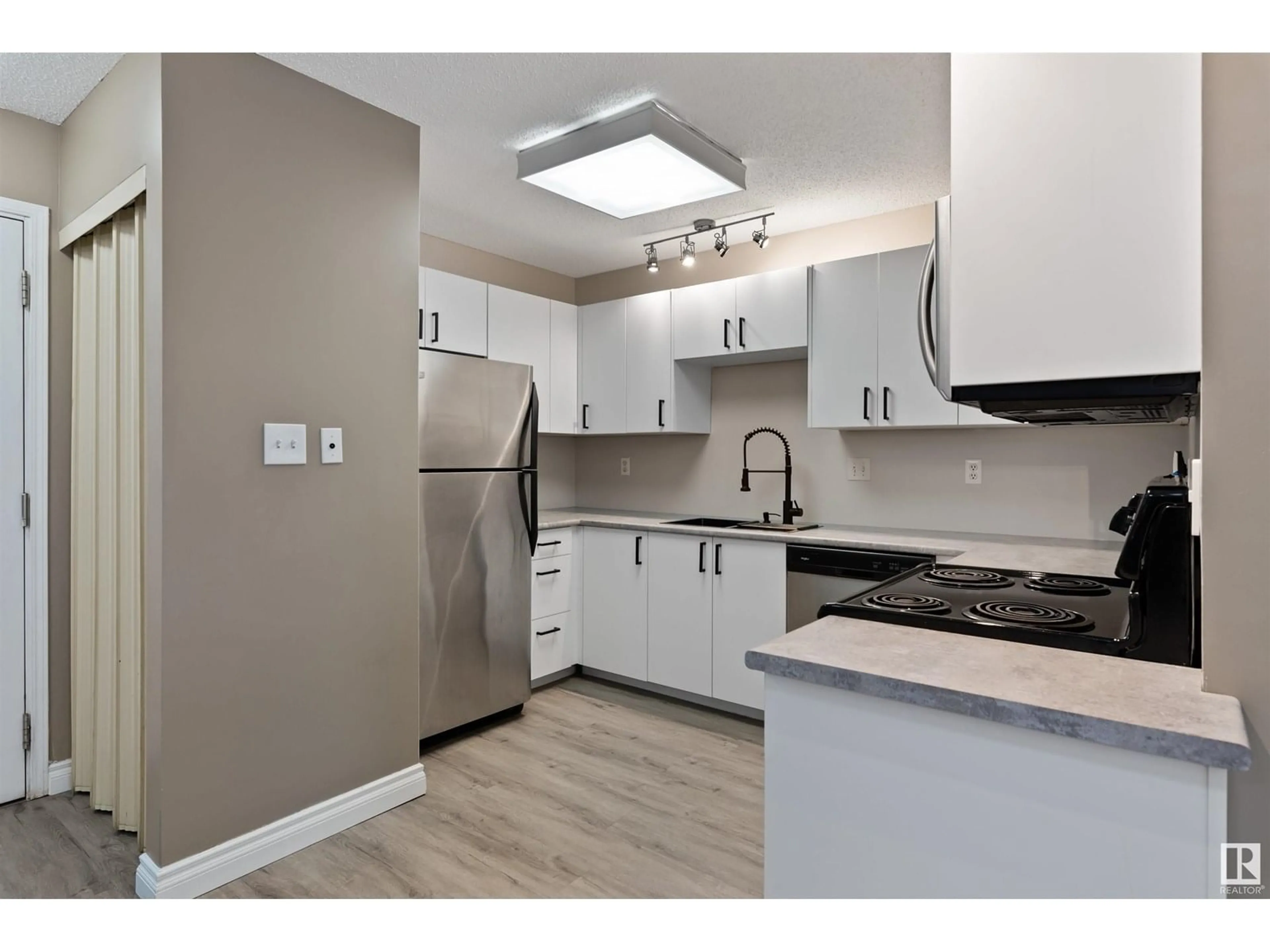 Standard kitchen, unknown for 206 - 9010 106 AV, Edmonton Alberta T5H4K3
