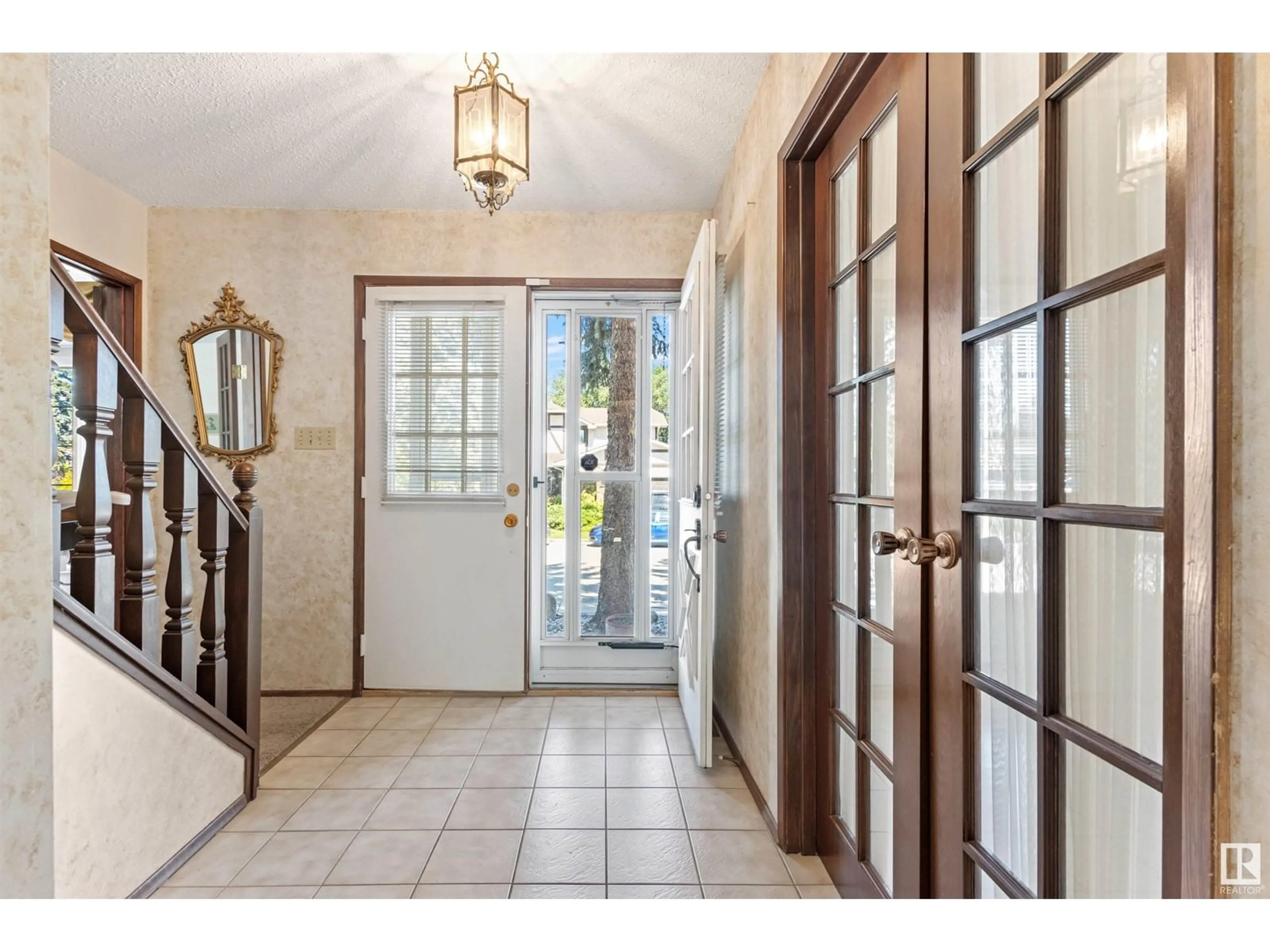 Indoor entryway for 186 WILLOW WY, Edmonton Alberta T5T1C8