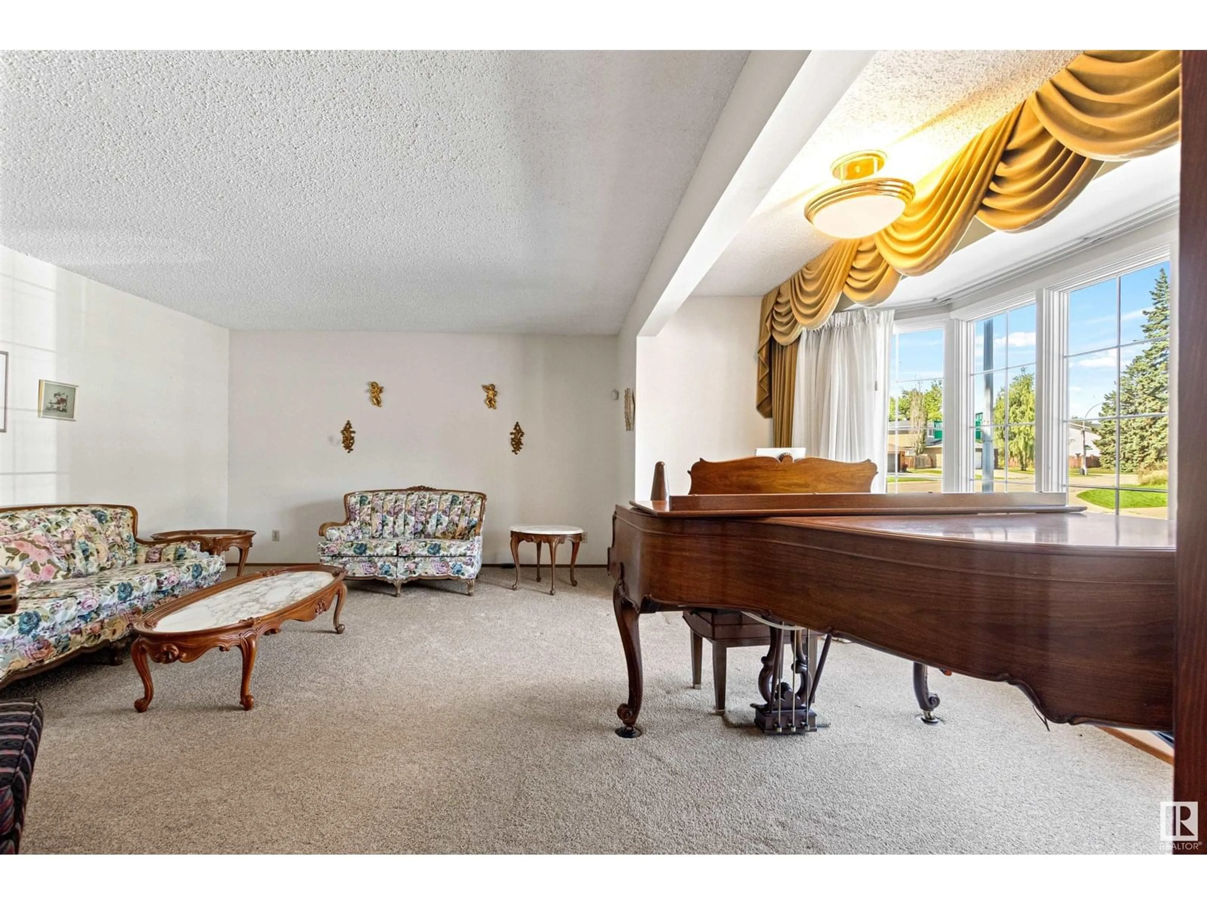 A pic of a room for 186 WILLOW WY, Edmonton Alberta T5T1C8