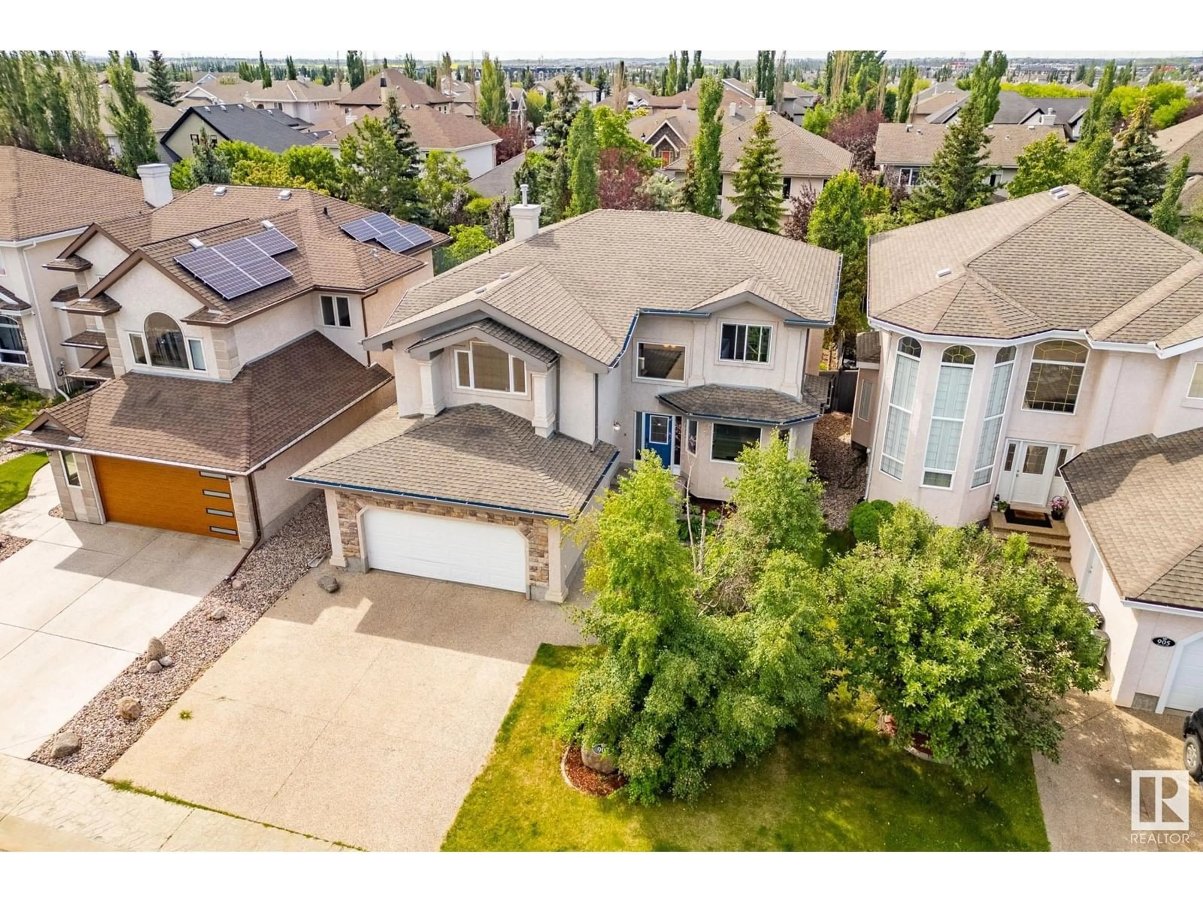 A pic from outside/outdoor area/front of a property/back of a property/a pic from drone, street for 907 THOMPSON PL, Edmonton Alberta T6R3K4