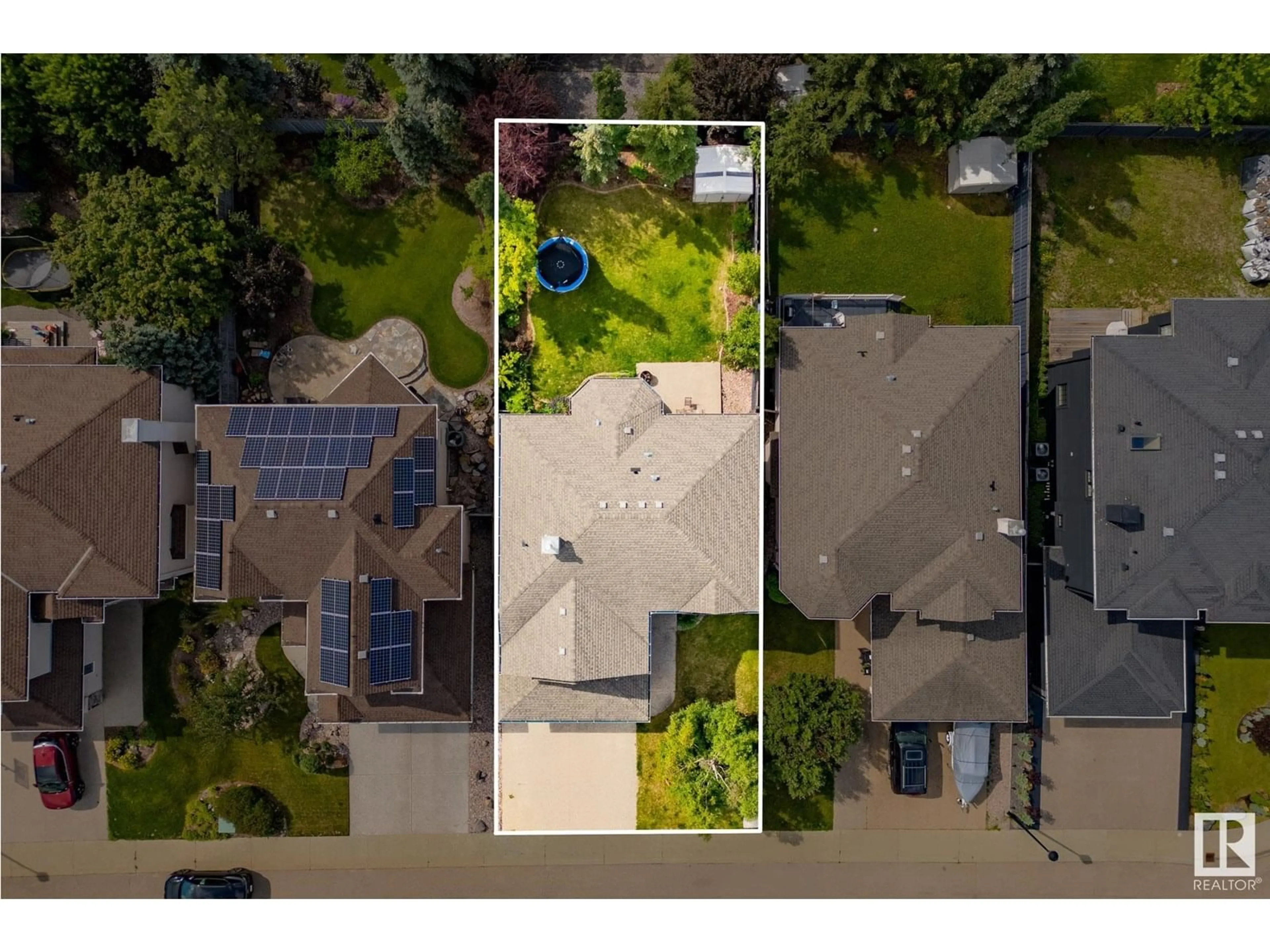 A pic from outside/outdoor area/front of a property/back of a property/a pic from drone, street for 907 THOMPSON PL, Edmonton Alberta T6R3K4