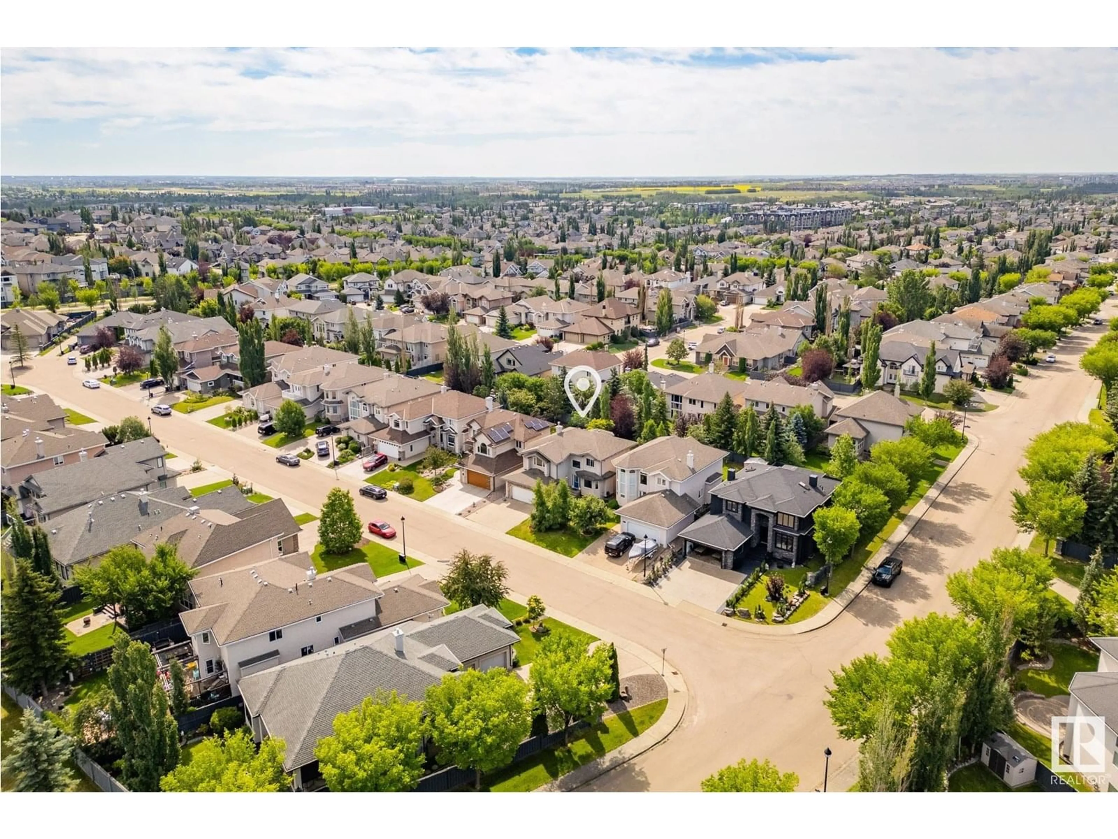 A pic from outside/outdoor area/front of a property/back of a property/a pic from drone, street for 907 THOMPSON PL, Edmonton Alberta T6R3K4