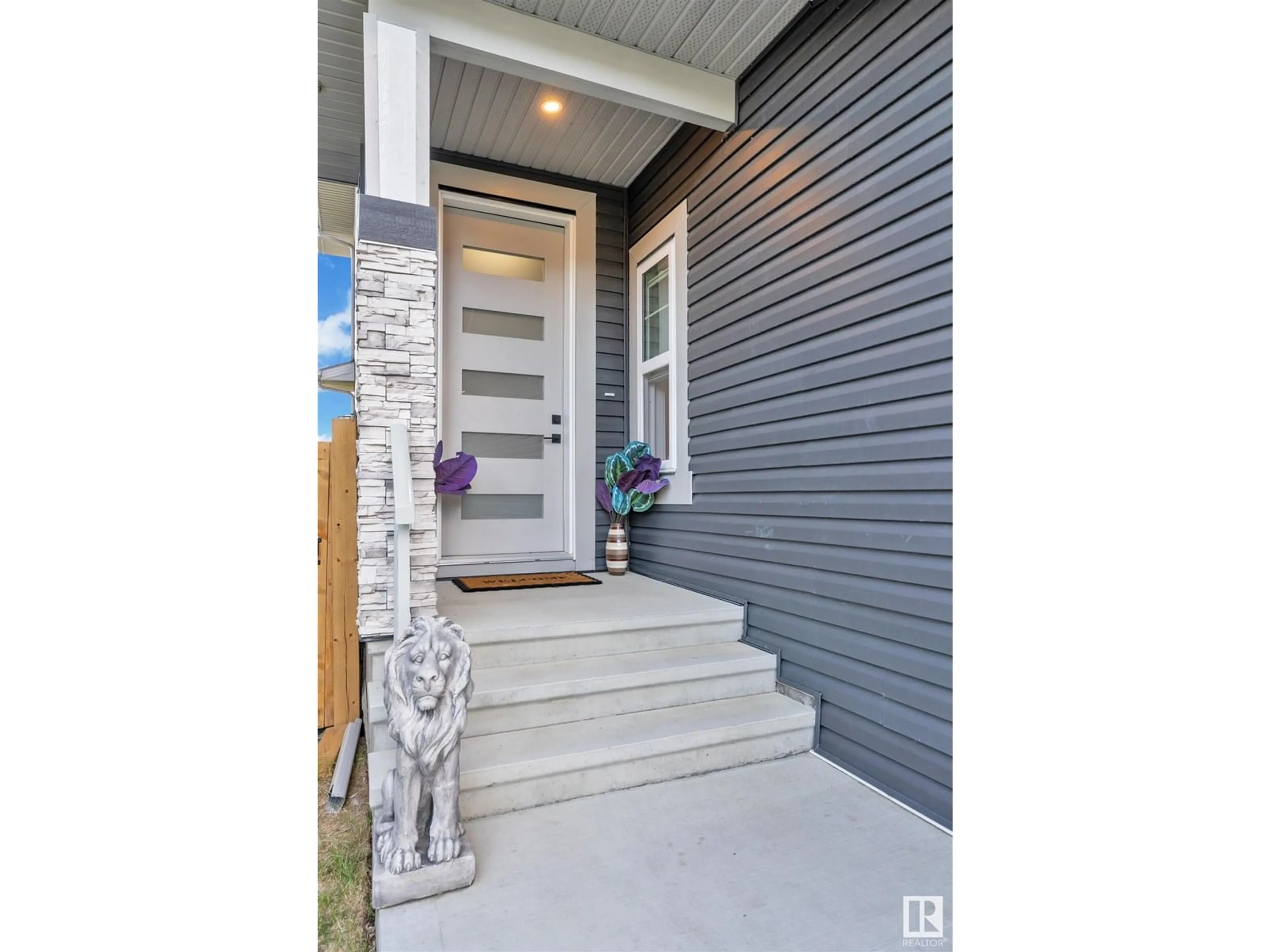 Indoor entryway for 3 ELKO BN, St. Albert Alberta T8N7Z9