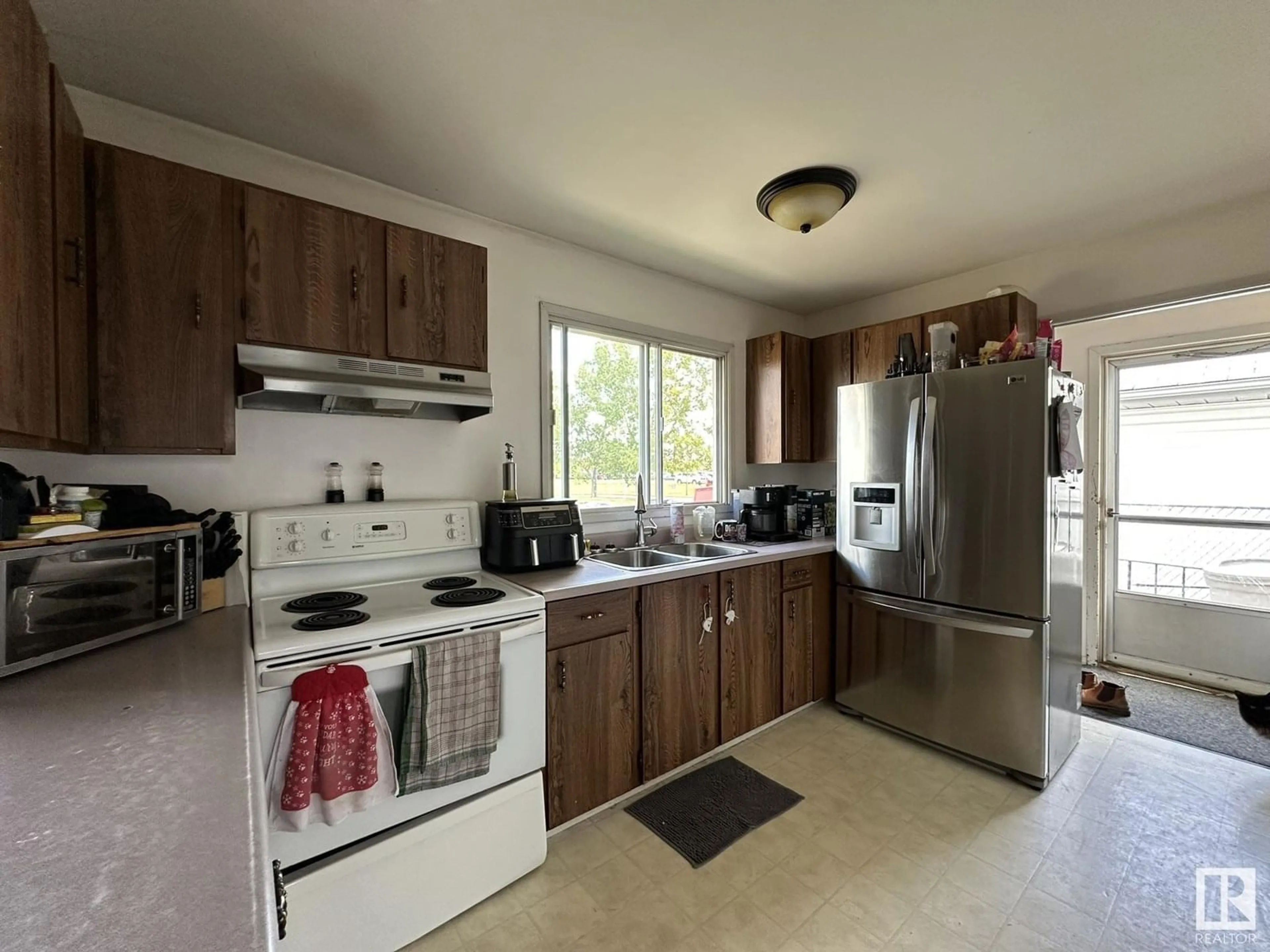 Standard kitchen, unknown for 4325 55 AV, Smoky Lake Town Alberta T0A3C0