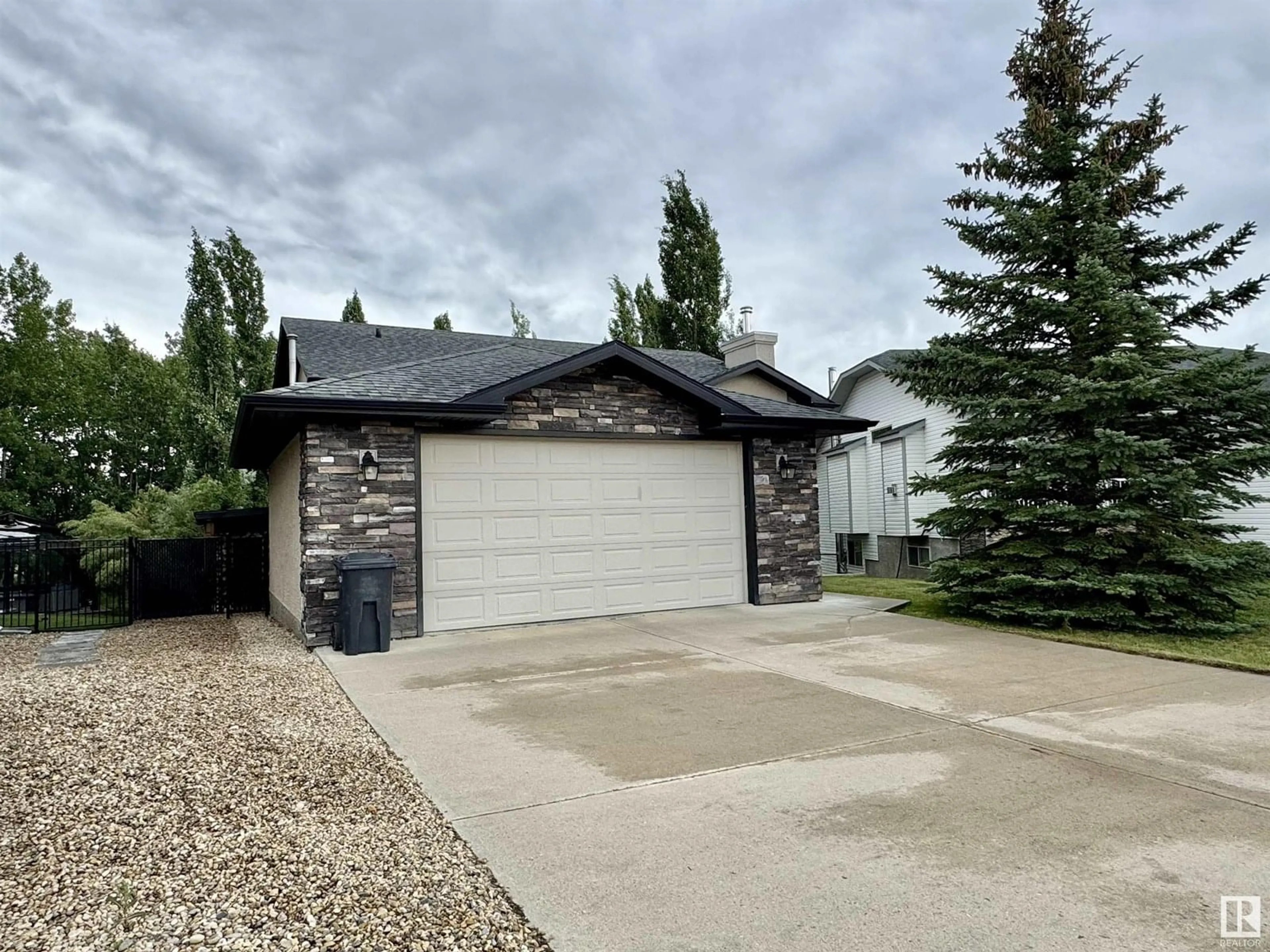 Home with vinyl exterior material, street for 3900 47 AV, Drayton Valley Alberta T7A0A8